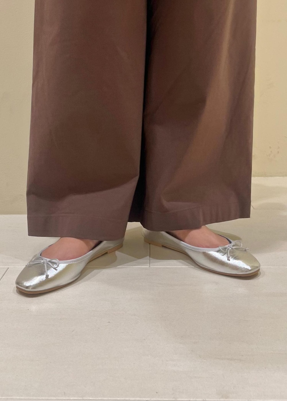 シルバー系のバレエシューズ、ブラウン系のその他パンツ、ホワイト系のシャツ/ブラウスを着用したレディースの秋コーディネートの10枚目の写真