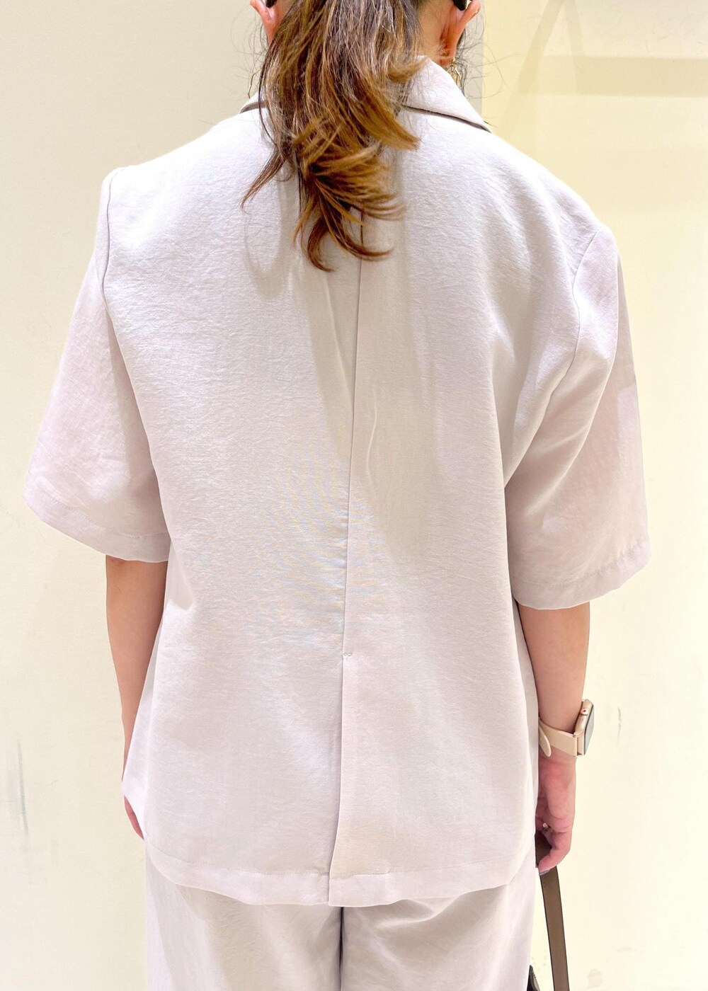 ベージュ系のテーラードジャケット、その他のニット/セーター、ブラウン系のショルダーバッグを着用したレディースの秋コーディネートの6枚目の写真