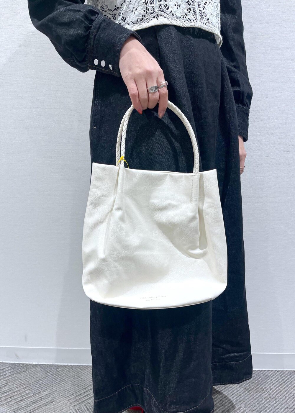 ホワイト系のトートバッグ、ホワイト系のキャミソール、レッド系のバレエシューズを着用したレディースの冬コーディネートの8枚目の写真