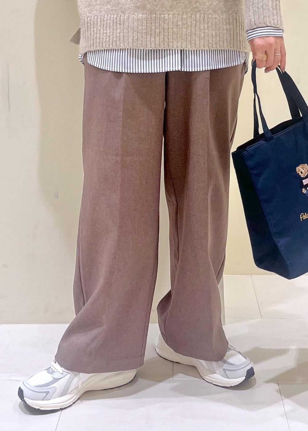 ベージュ系のスラックス、ブルー系のシャツ/ブラウス、ベージュ系のパーカーを着用したレディースの秋コーディネートの8枚目の写真