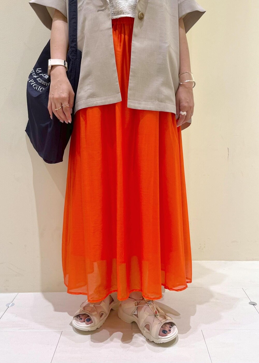 ブラック系のタンクトップ、ホワイト系のTシャツ/カットソー、ホワイト系のサンダルを着用したレディースの春コーディネートの9枚目の写真