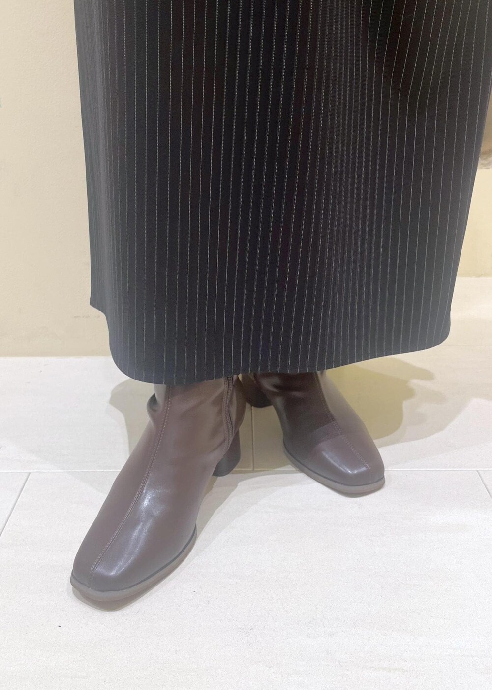 ブルー系のワンピース、ブラウン系のカーディガン/ボレロ、ホワイト系のTシャツ/カットソーを着用したレディースの秋コーディネートの10枚目の写真