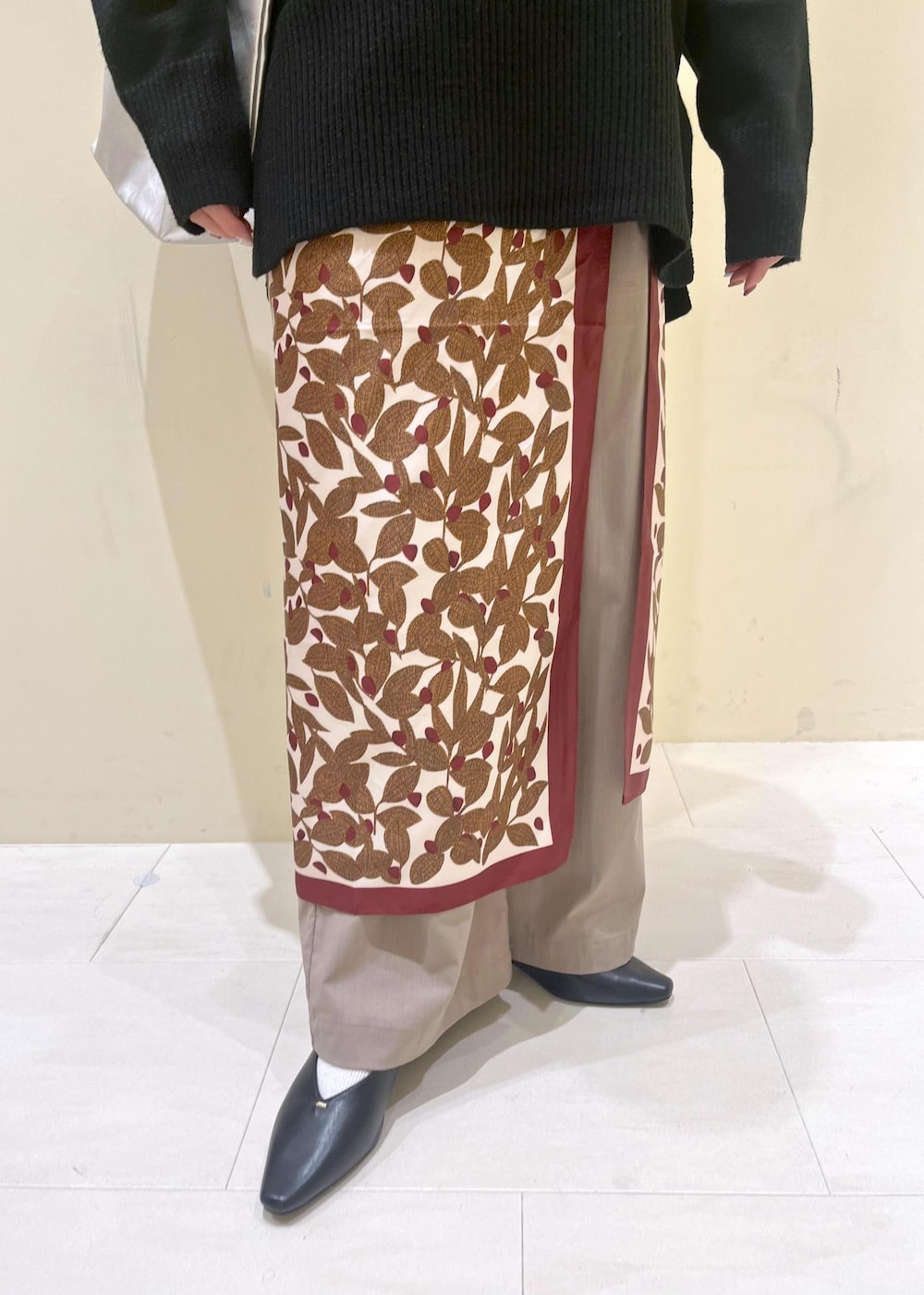 シルバー系のトートバッグ、シルバー系のトートバッグ、ベージュ系のその他パンツを着用したレディースの秋コーディネートの9枚目の写真