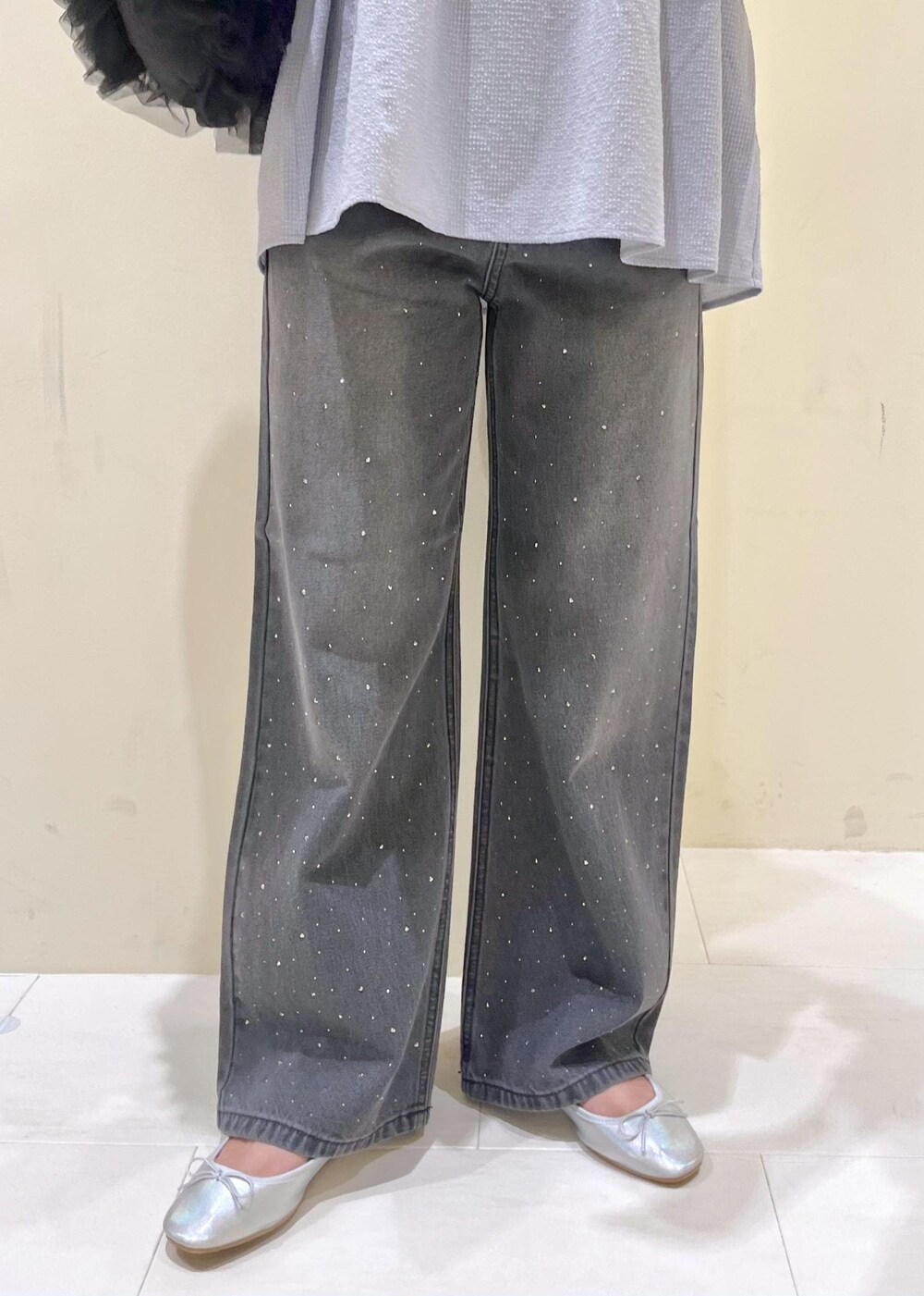 ブラック系のショルダーバッグ、シルバー系のバレエシューズ、ブルー系のシャツ/ブラウスを着用したレディースの夏コーディネートの7枚目の写真