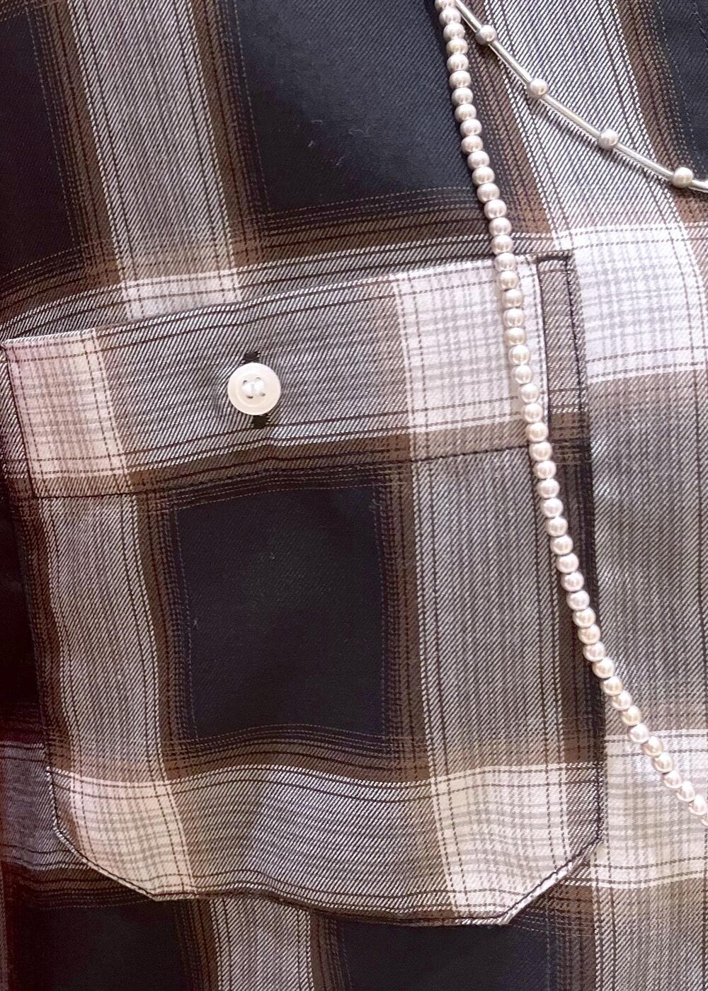 ブラック系のシャツ/ブラウス、グリーン系のスカート、ブラック系のブーツを着用したレディースの秋コーディネートの7枚目の写真