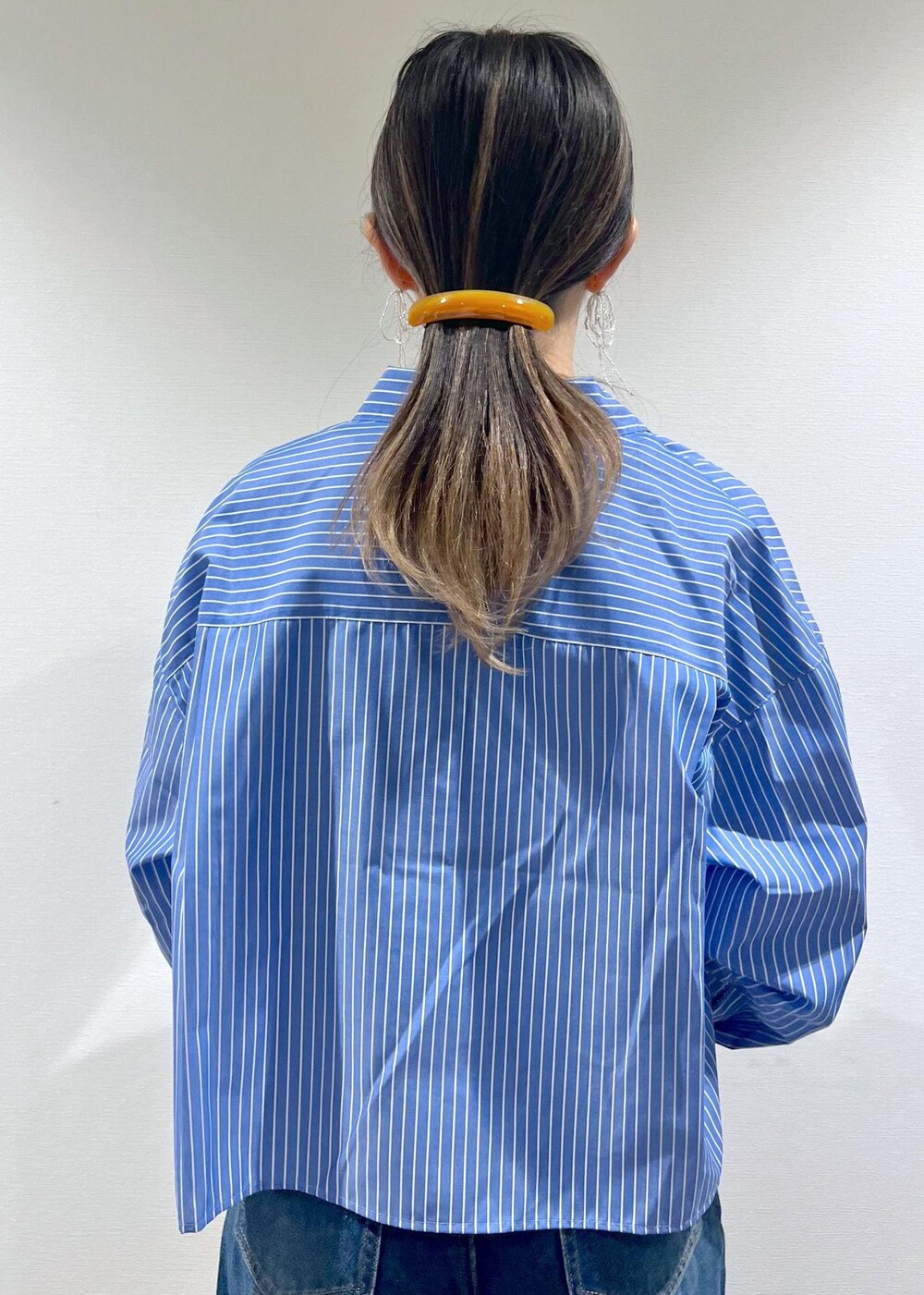 ブラック系のTシャツ/カットソー、ブラック系のローファー、ホワイト系のトートバッグを着用したレディースの冬コーディネートの5枚目の写真