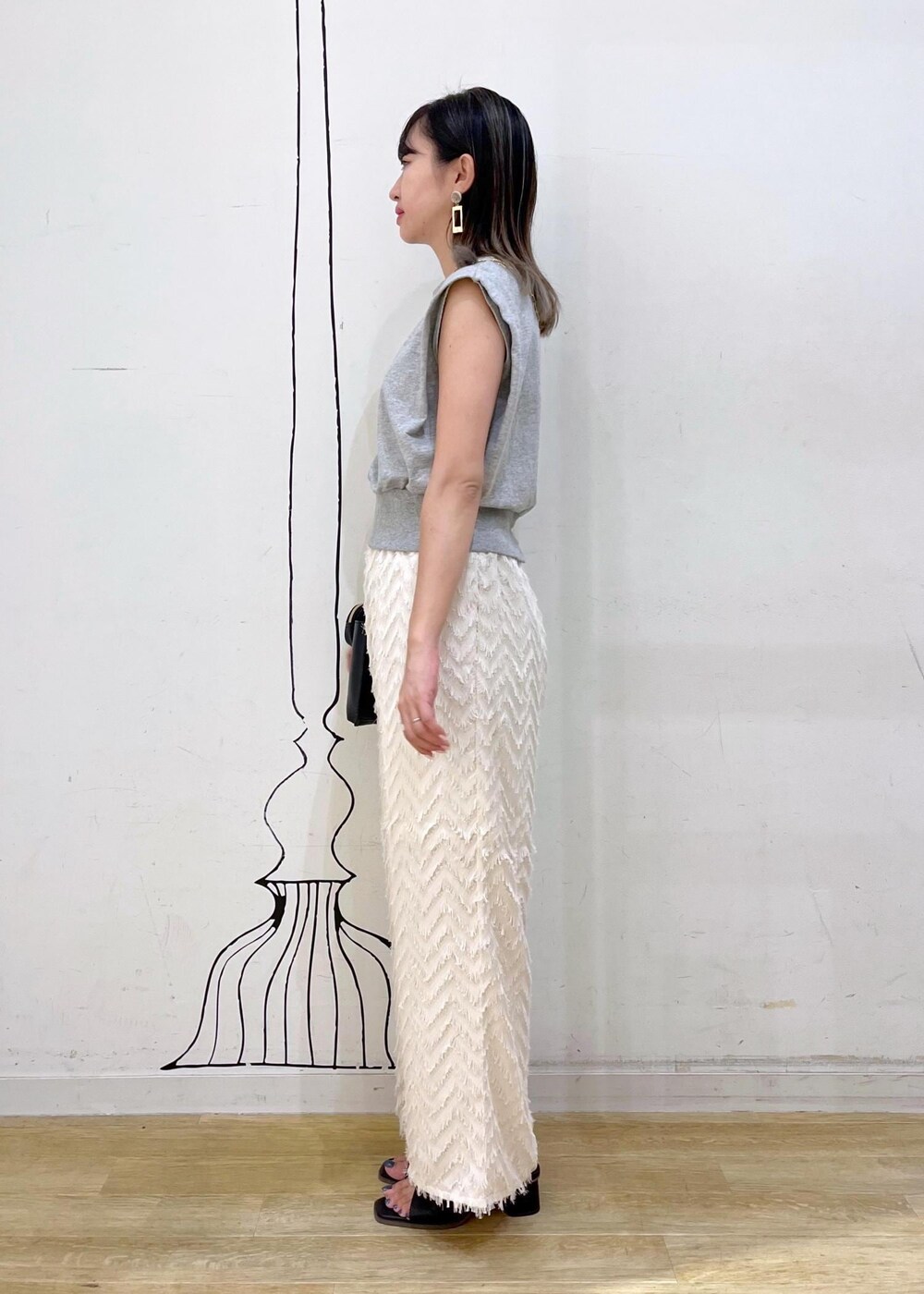 ブラック系のサンダル、グレー系のスウェット、ベージュ系のその他パンツを着用したレディースの夏コーディネートの4枚目の写真