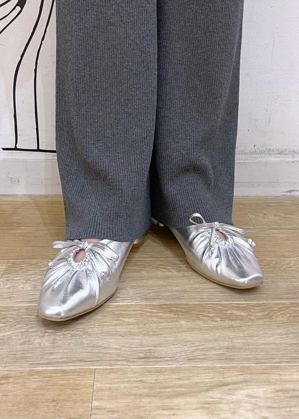 シルバー系のパンプス、グレー系のその他パンツ、シルバー系のトートバッグを着用したレディースの秋コーディネートの10枚目の写真