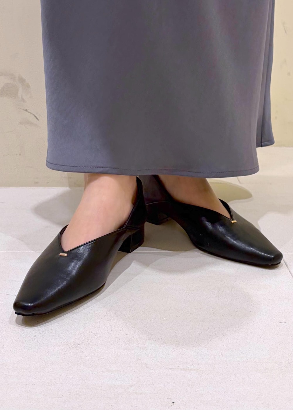 ホワイト系のシャツ/ブラウス、ブルー系のノーカラージャケット、ブラック系のショルダーバッグを着用したレディースの冬コーディネートの9枚目の写真