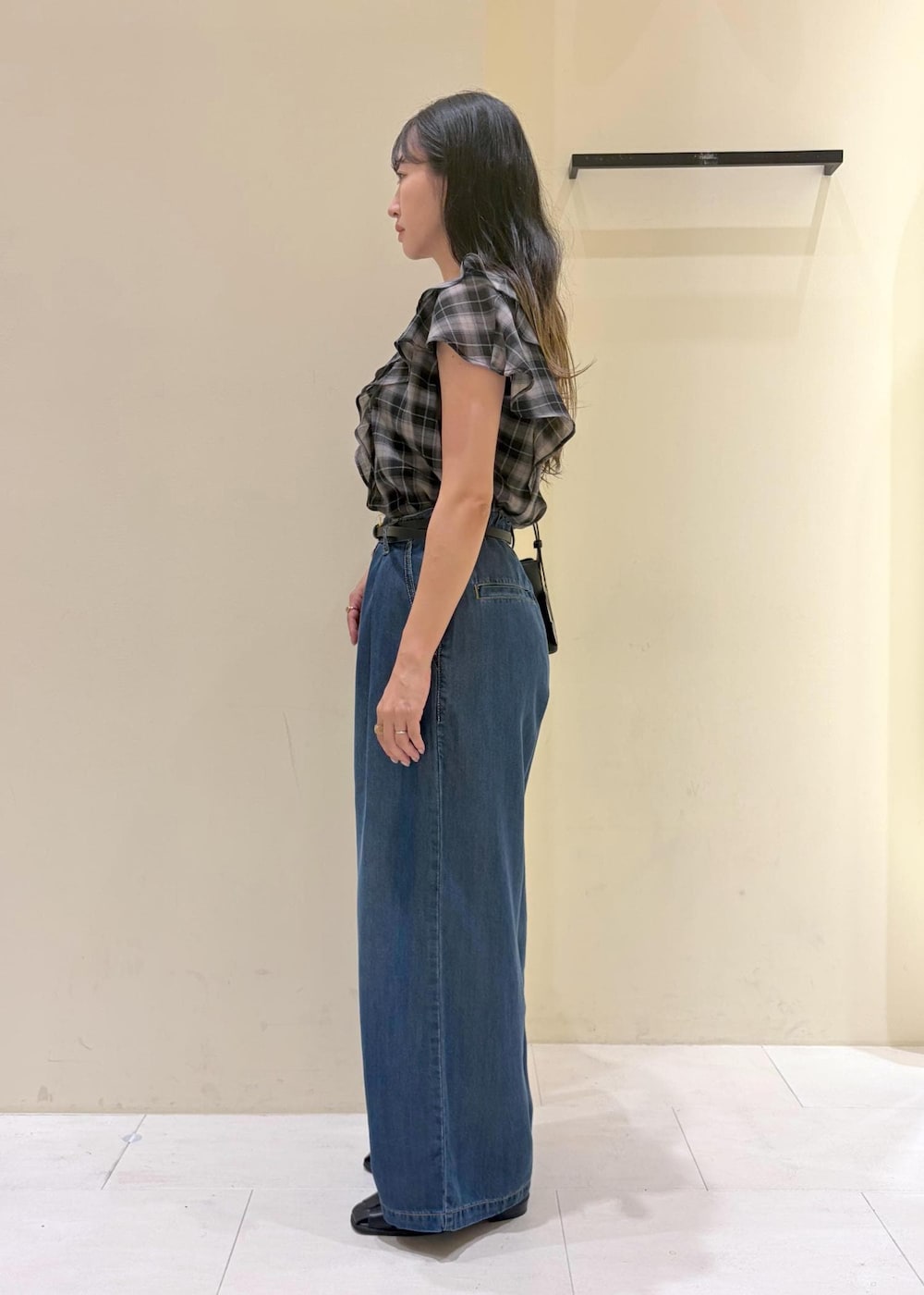 ブラック系のサンダル、ブルー系のデニムパンツ、ブラック系のシャツ/ブラウスを着用したレディースの夏コーディネートの4枚目の写真