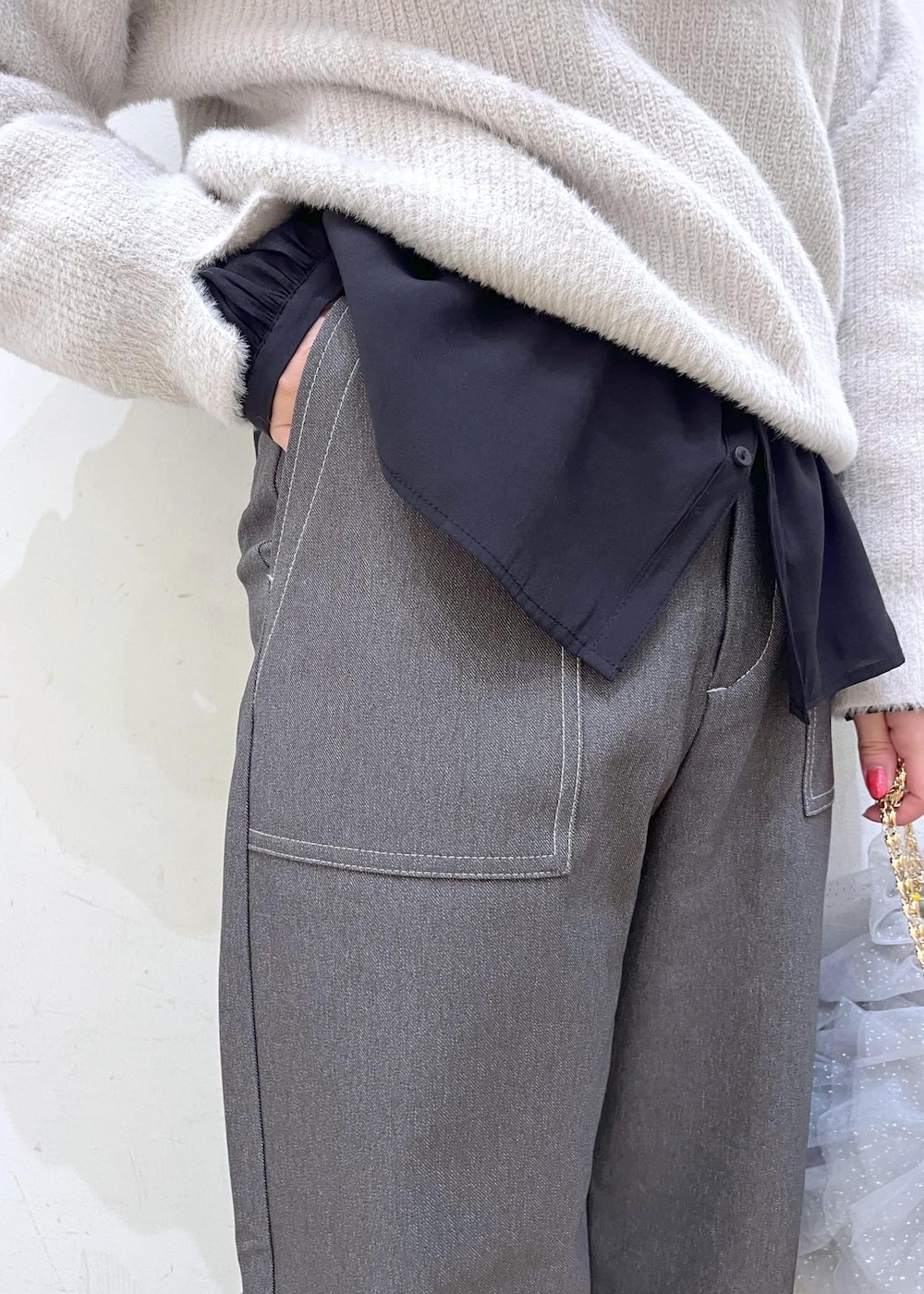 ブラック系のシャツ/ブラウス、シルバー系のバレエシューズ、グレー系のその他パンツを着用したレディースの冬コーディネートの7枚目の写真