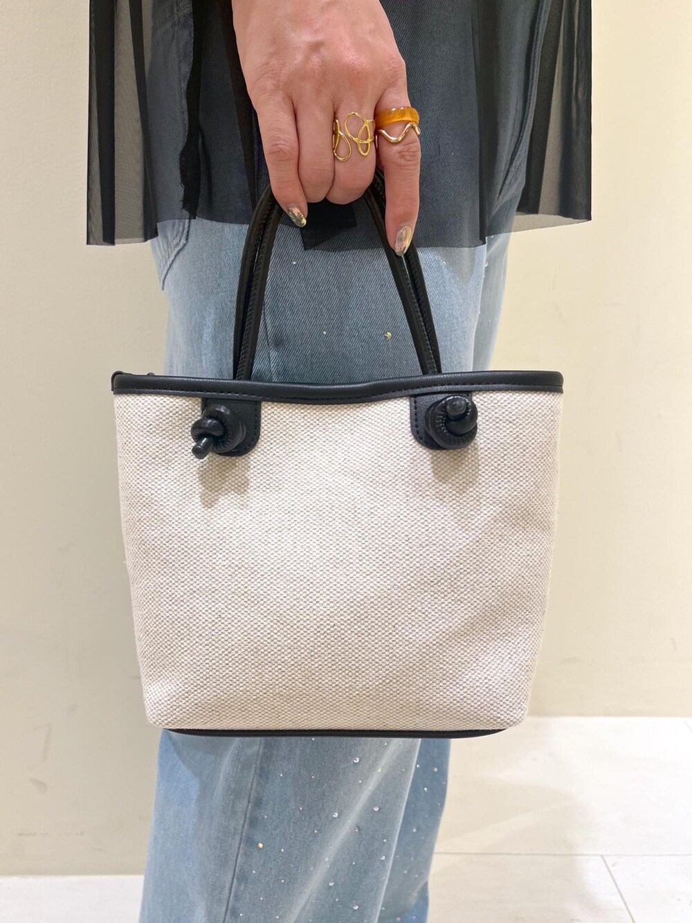 ブルー系のデニムパンツ、ホワイト系のバレエシューズ、グレー系のノーカラージャケットを着用したレディースの春コーディネートの7枚目の写真