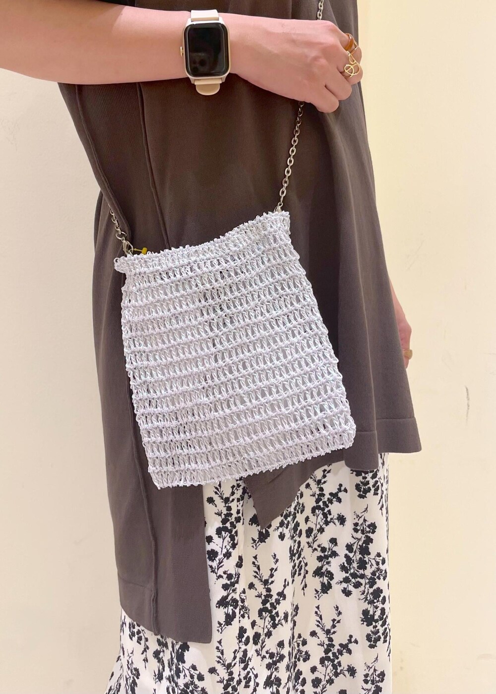 その他のショルダーバッグ、シルバー系のサンダル、ホワイト系のスカートを着用したレディースの夏コーディネートの7枚目の写真