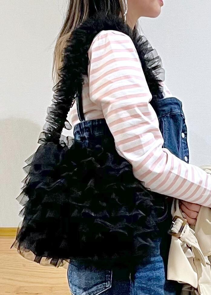 ブルー系のデニムパンツ、ブラック系のショルダーバッグ、ピンク系のTシャツ/カットソーを着用したレディースの春コーディネートの7枚目の写真