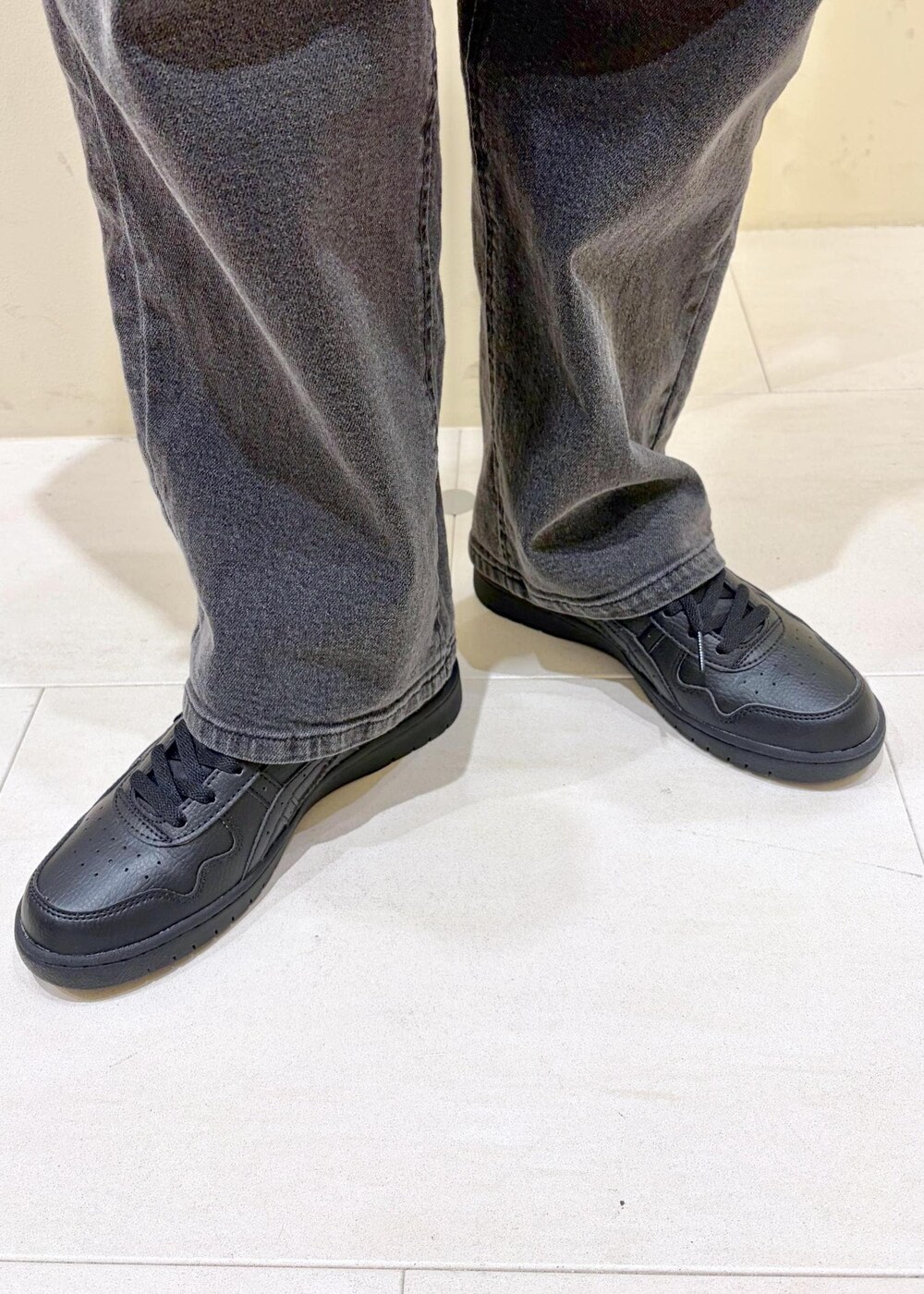 ホワイト系のTシャツ/カットソー、ブラック系のカーディガン/ボレロ、ブラック系のデニムパンツを着用したレディースの春コーディネートの10枚目の写真