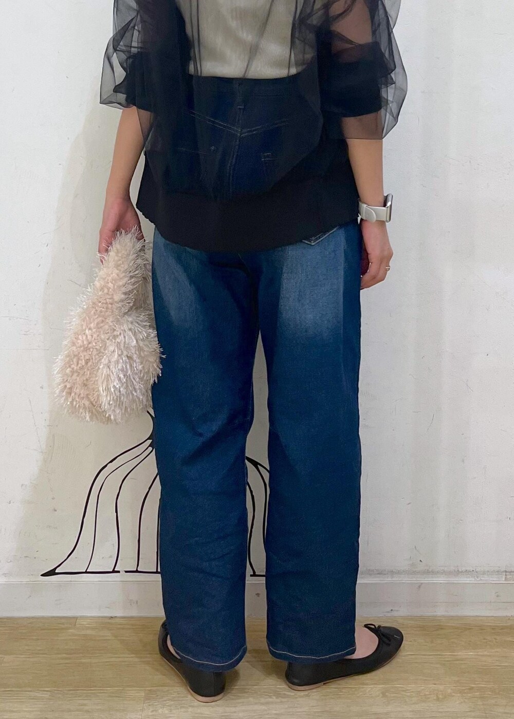 ブラック系のカーディガン/ボレロ、ブラック系のバレエシューズ、ベージュ系のハンドバッグを着用したレディースの秋コーディネートの8枚目の写真