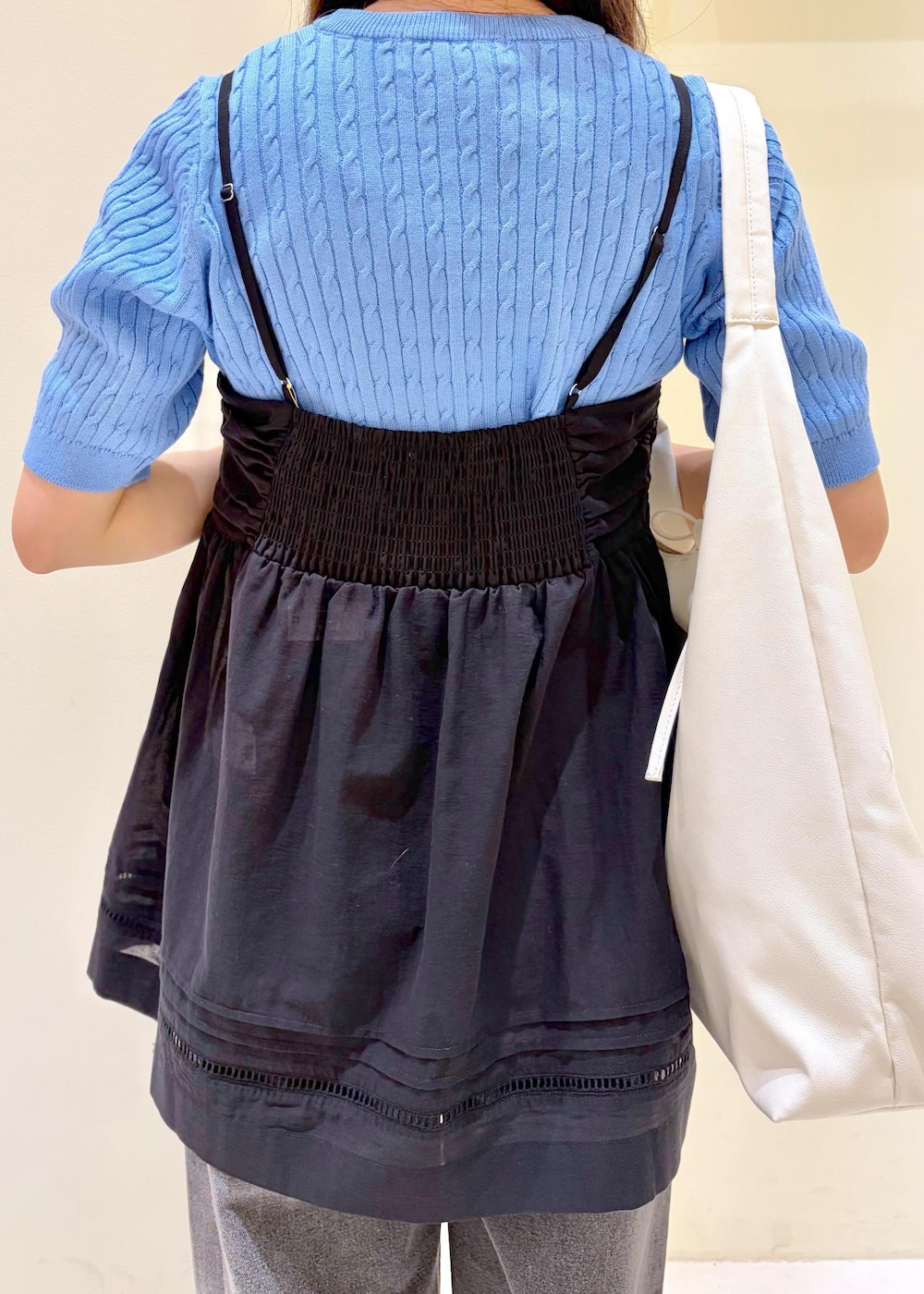 ブラック系のシャツ/ブラウス、ブルー系のニット/セーター、ブラック系のサンダルを着用したレディースの春コーディネートの5枚目の写真