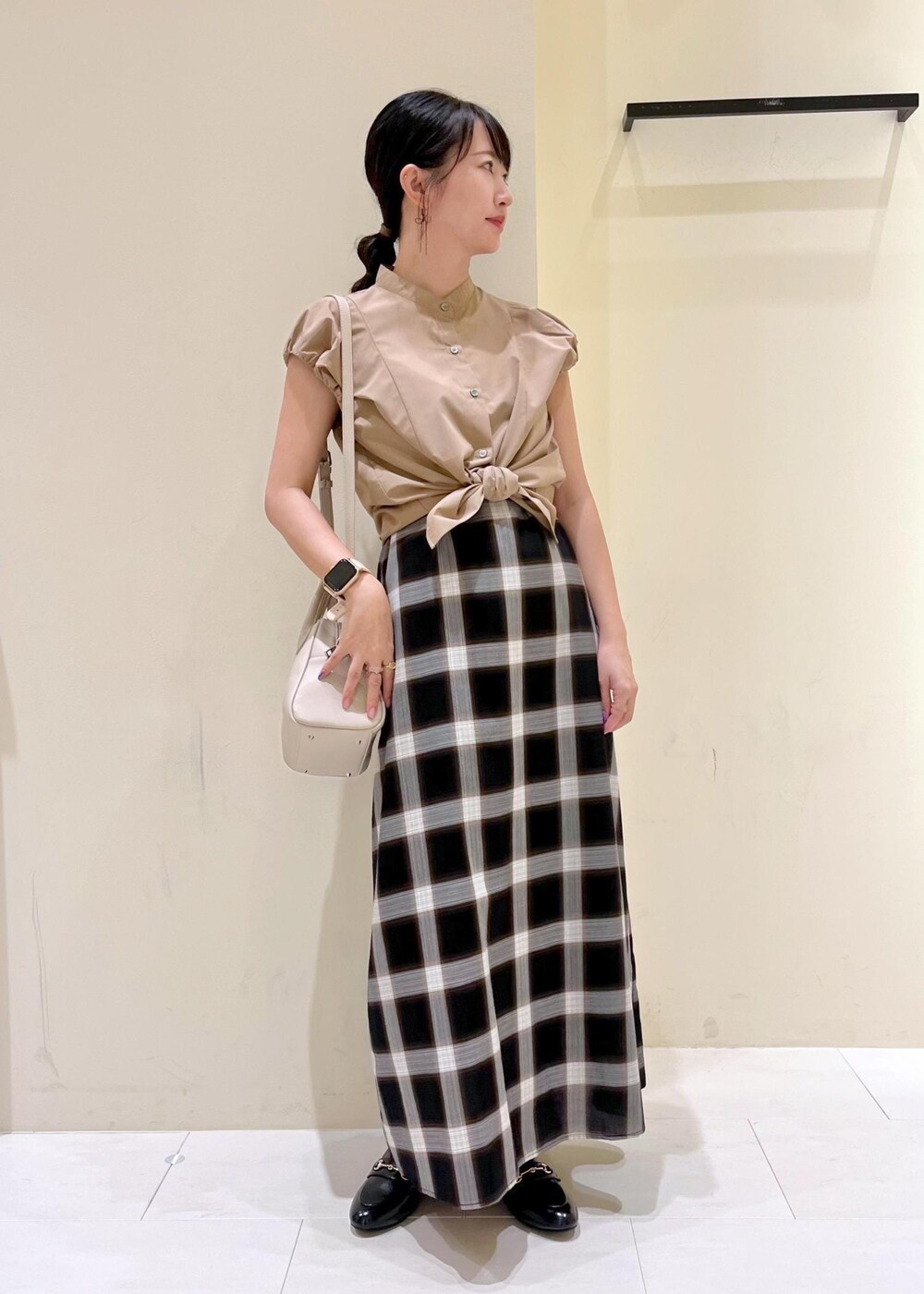 ブラック系のワンピース、イエロー系のシャツ/ブラウス、ブラック系のローファーを着用したレディースの夏コーディネートの2枚目の写真