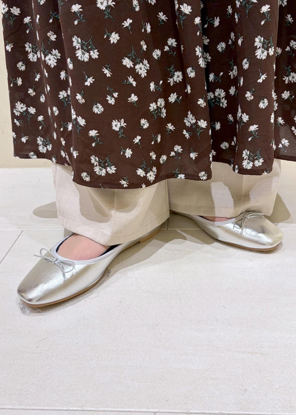 ホワイト系のショルダーバッグ、ベージュ系のその他パンツ、ブラック系のニット/セーターを着用したレディースの春コーディネートの9枚目の写真