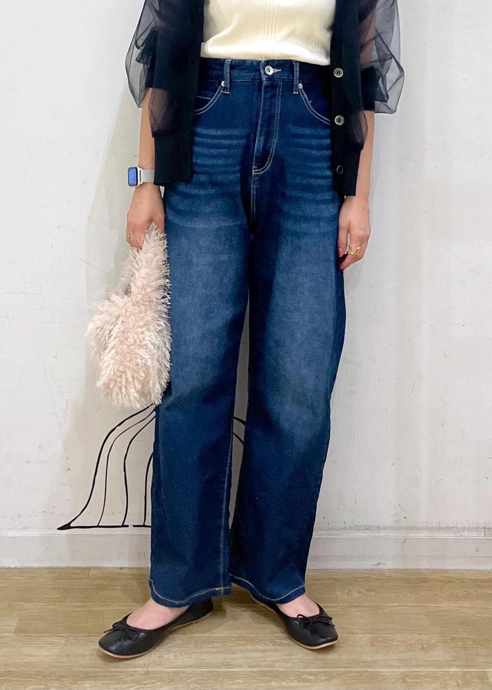 ブラック系のカーディガン/ボレロ、ブラック系のバレエシューズ、ベージュ系のハンドバッグを着用したレディースの秋コーディネートの7枚目の写真