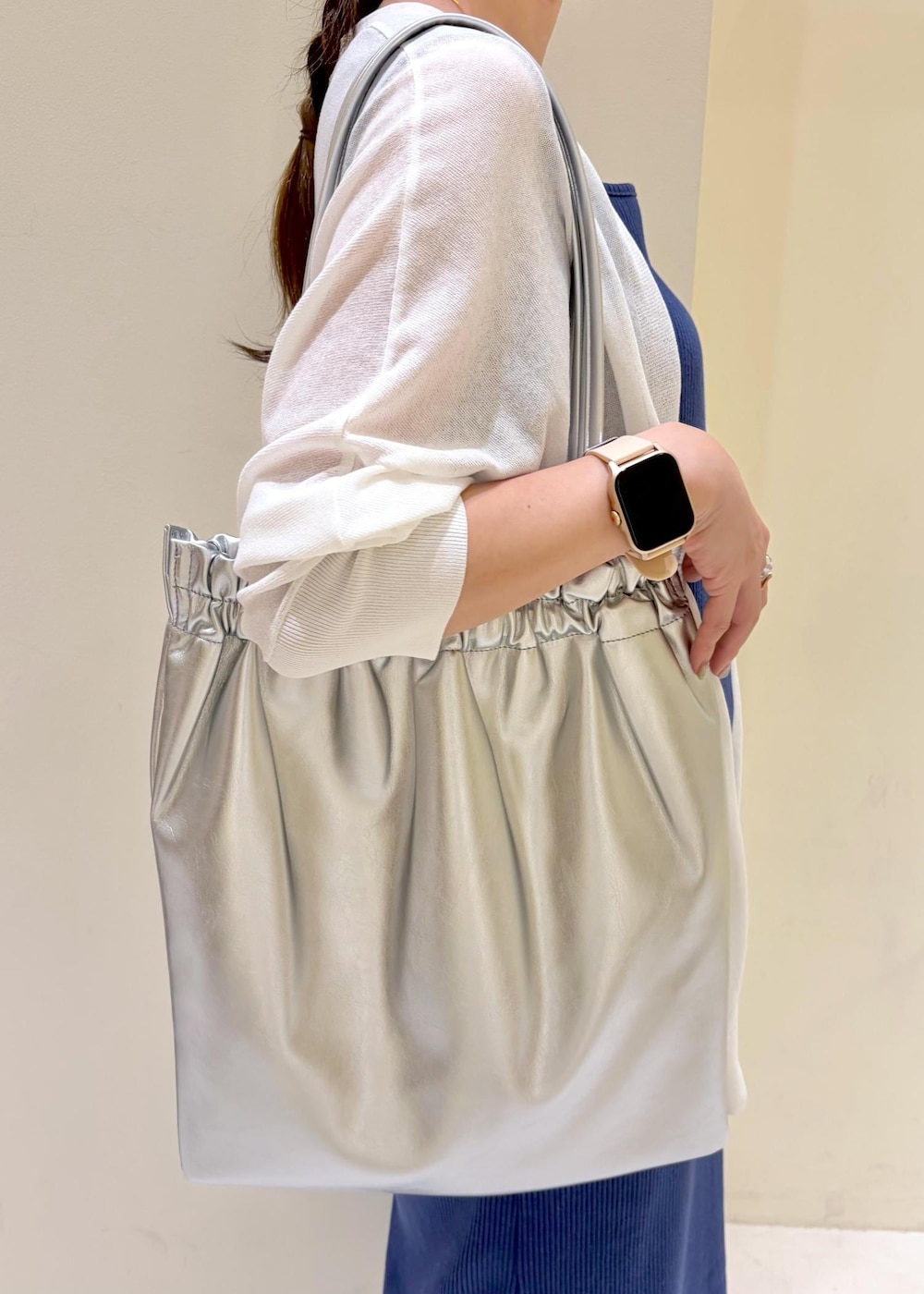 ブラック系のその他パンツ、ブルー系のワンピース、ホワイト系のカーディガン/ボレロを着用したレディースの春コーディネートの9枚目の写真