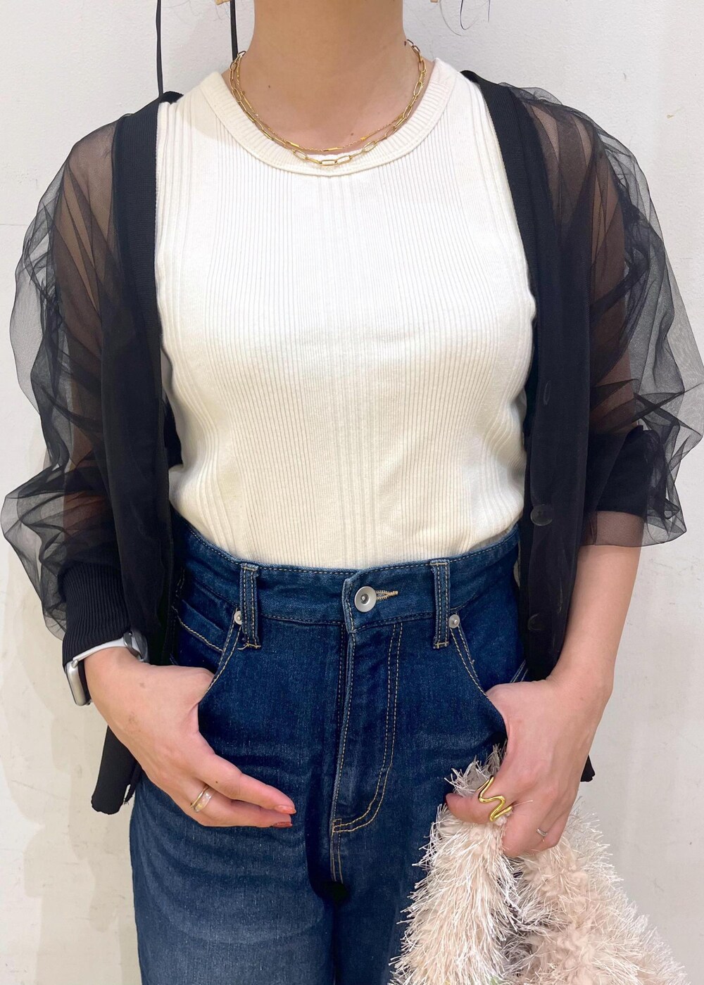 ブラック系のカーディガン/ボレロ、ブラック系のバレエシューズ、ベージュ系のハンドバッグを着用したレディースの秋コーディネートの5枚目の写真