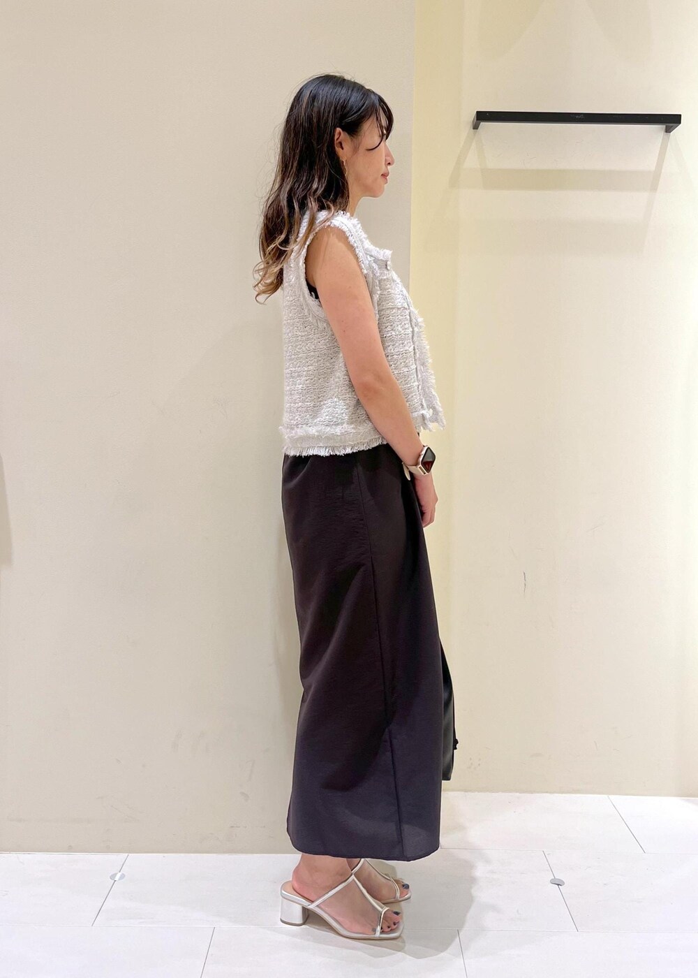 ブラック系のタンクトップ、グレー系のワンピース、グレー系のカーディガン/ボレロを着用したレディースの夏コーディネートの3枚目の写真