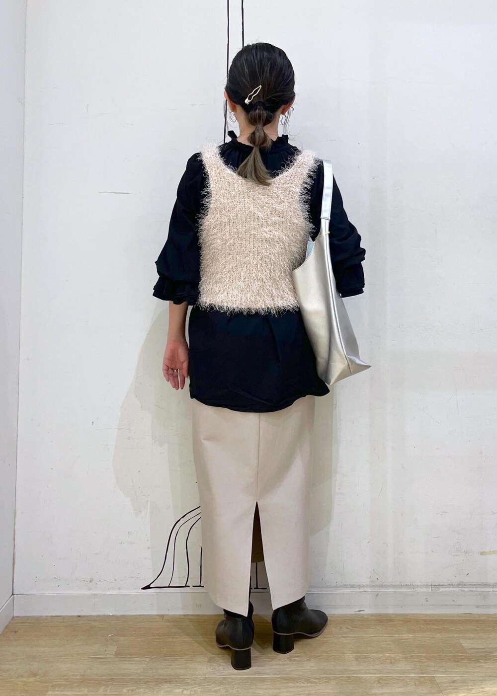 ベージュ系のスカート、ベージュ系のベスト、ブラック系のシャツ/ブラウスを着用したレディースの秋コーディネートの5枚目の写真