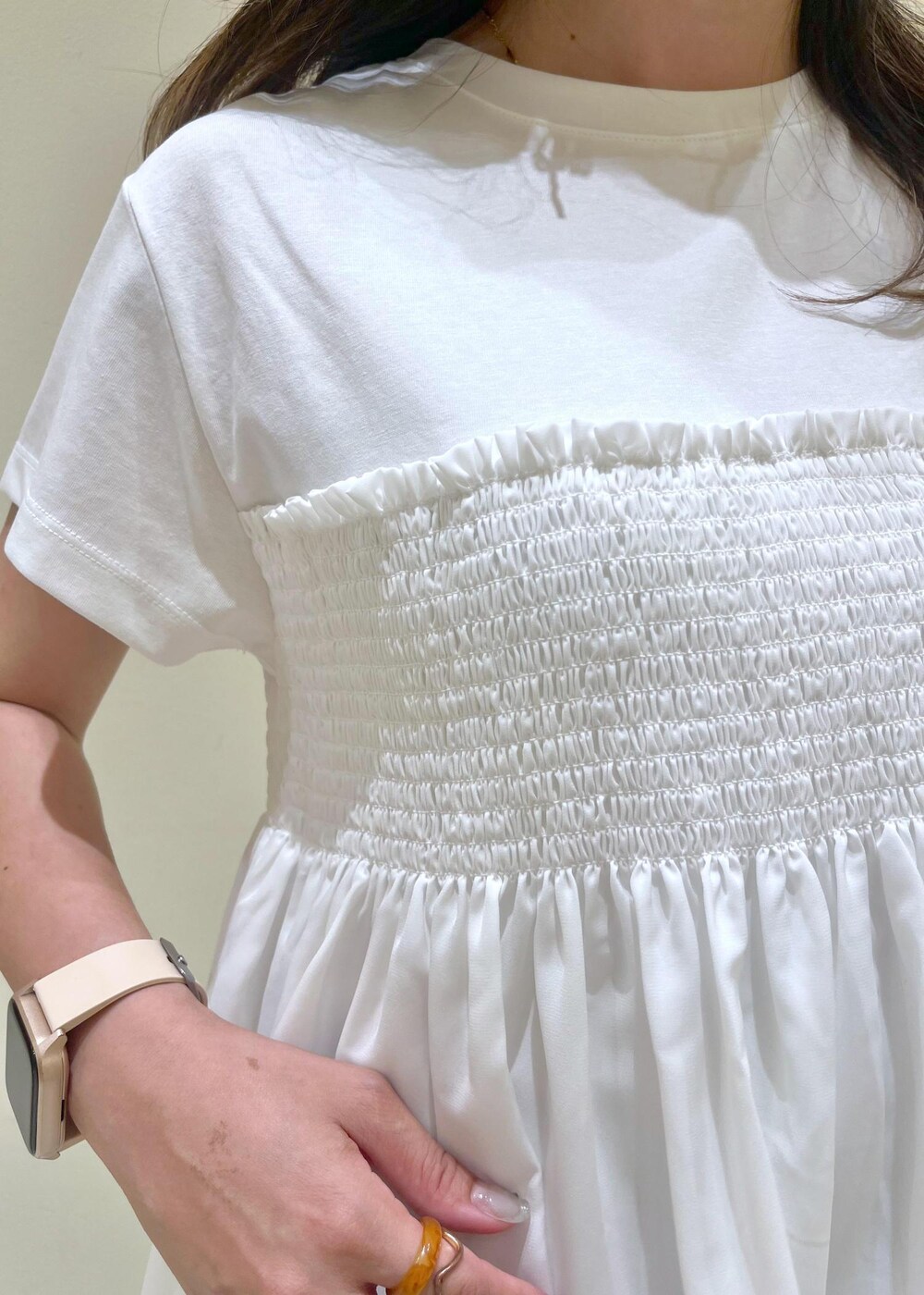 ブルー系のショルダーバッグ、グレー系のその他パンツ、ゴールド系のサンダルを着用したレディースの夏コーディネートの5枚目の写真