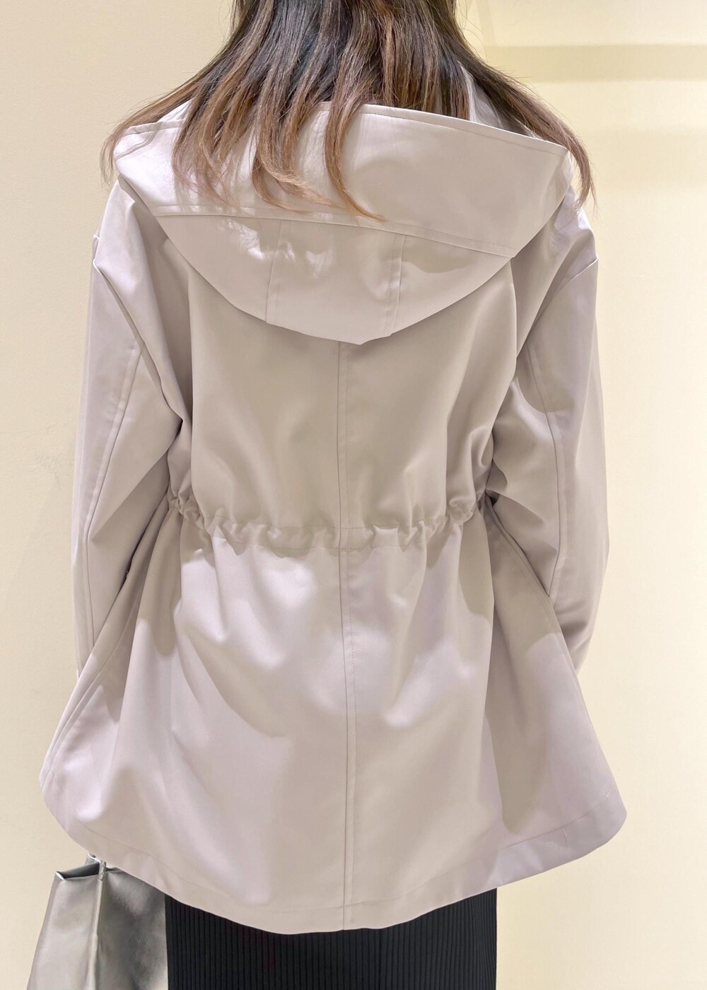 シルバー系のトートバッグ、ブラック系のスカート、ブルー系のシャツ/ブラウスを着用したレディースの春コーディネートの6枚目の写真