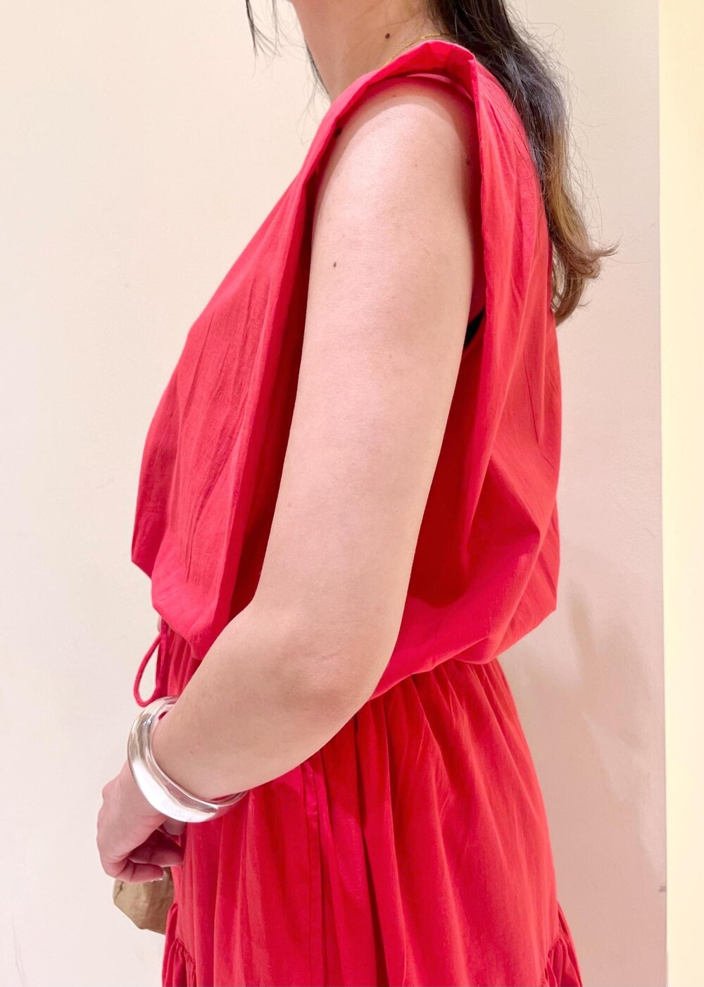 ブラウン系のサンダル、レッド系のワンピース、ブラウン系のトートバッグを着用したレディースの夏コーディネートの6枚目の写真