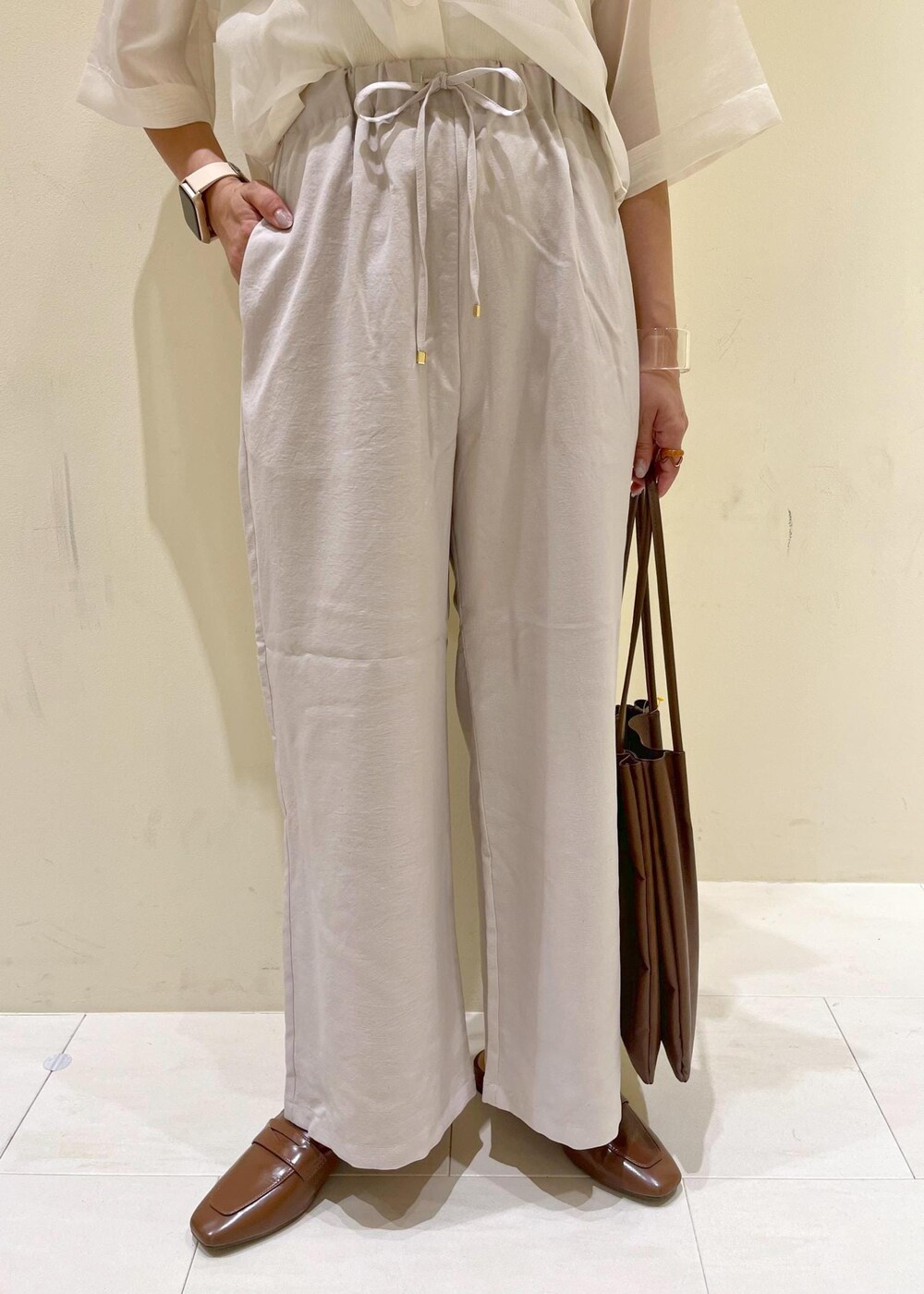 ベージュ系のタンクトップ、ホワイト系のシャツ/ブラウス、ベージュ系のその他パンツを着用したレディースの夏コーディネートの7枚目の写真