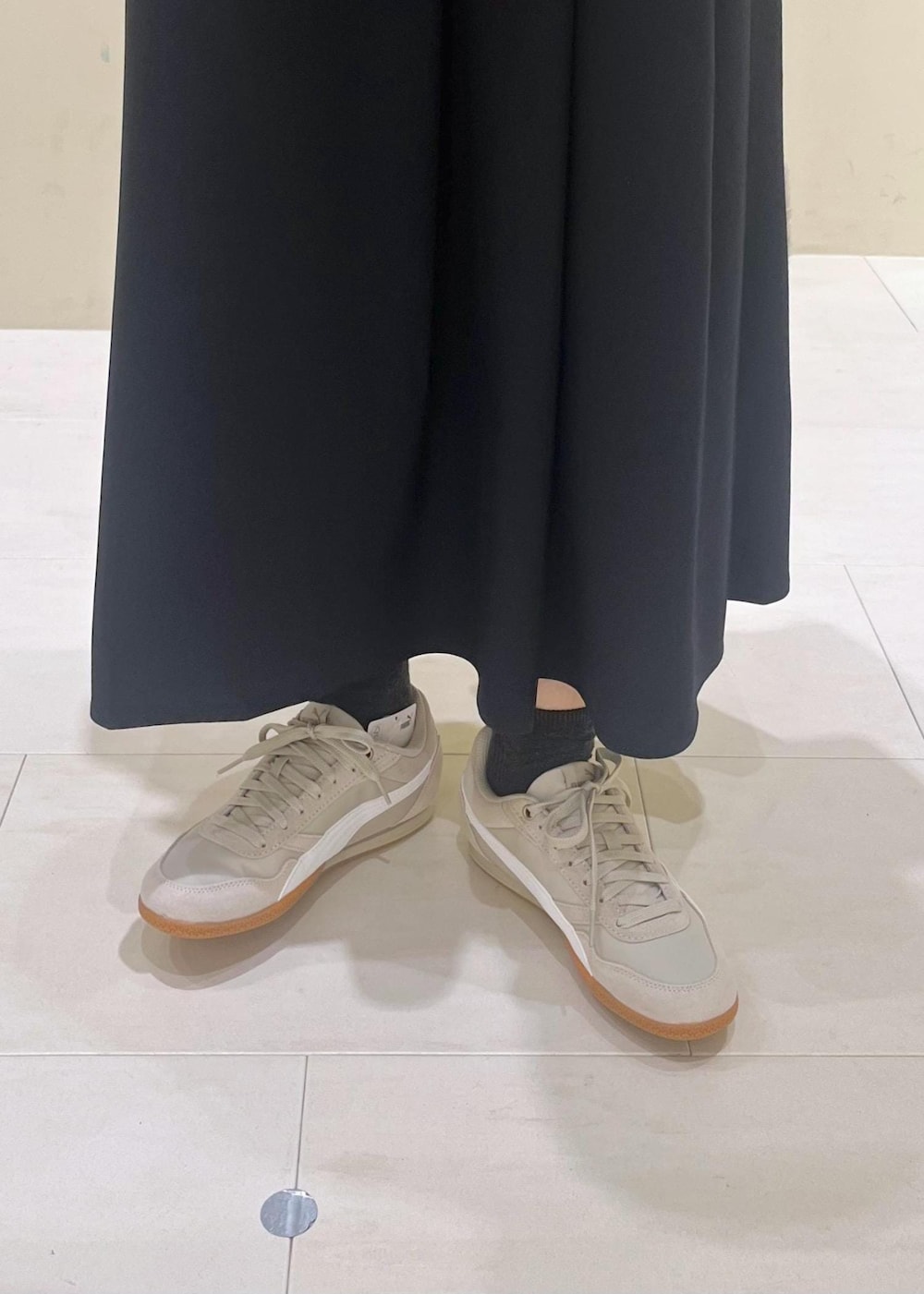 ブルー系のスカート、オレンジ系のシャツ/ブラウス、ホワイト系のTシャツ/カットソーを着用したレディースの秋コーディネートの10枚目の写真