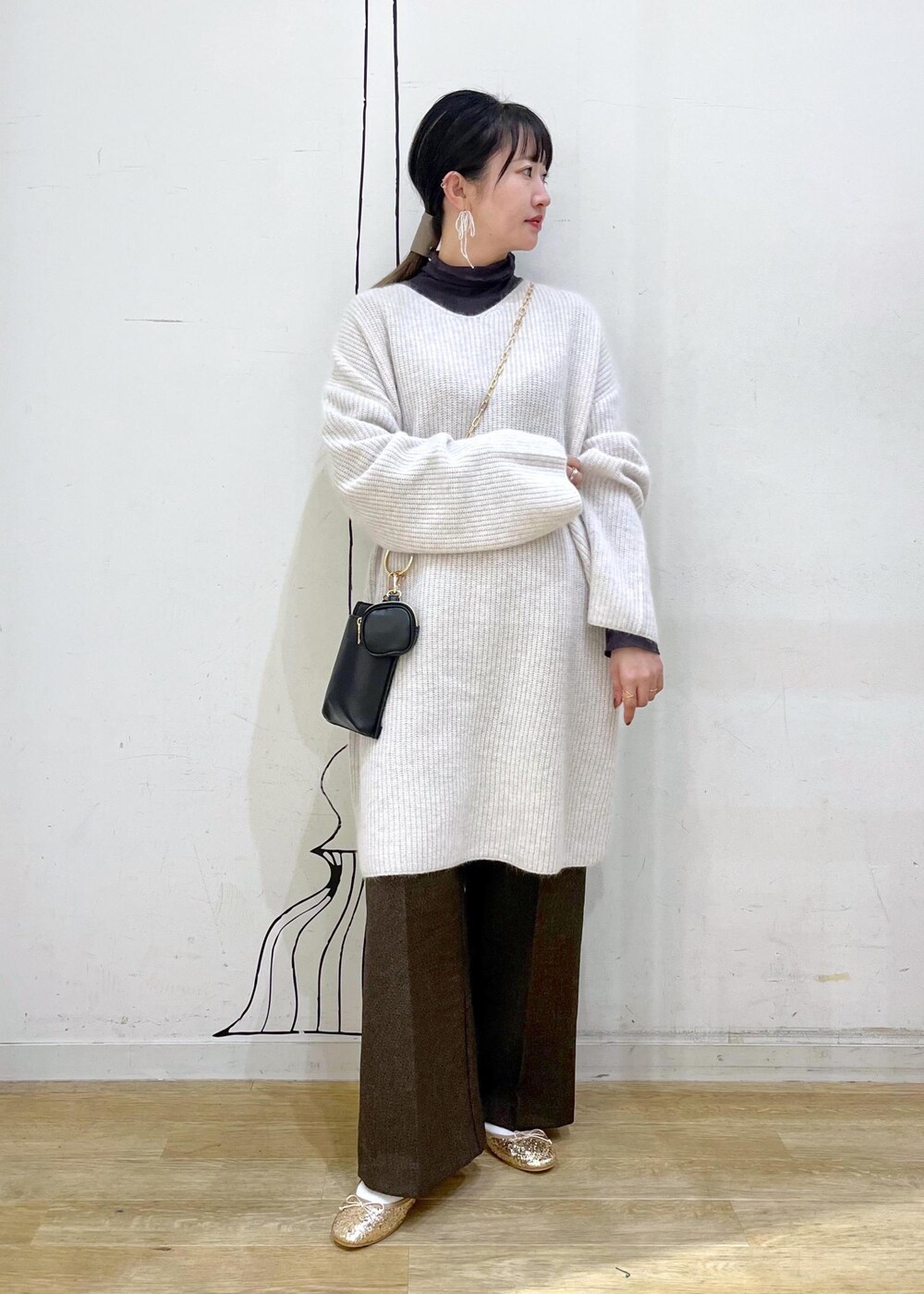 グレー系のTシャツ/カットソー、グレー系のワンピース、ブラウン系のその他パンツを着用したレディースの秋コーディネートの3枚目の写真