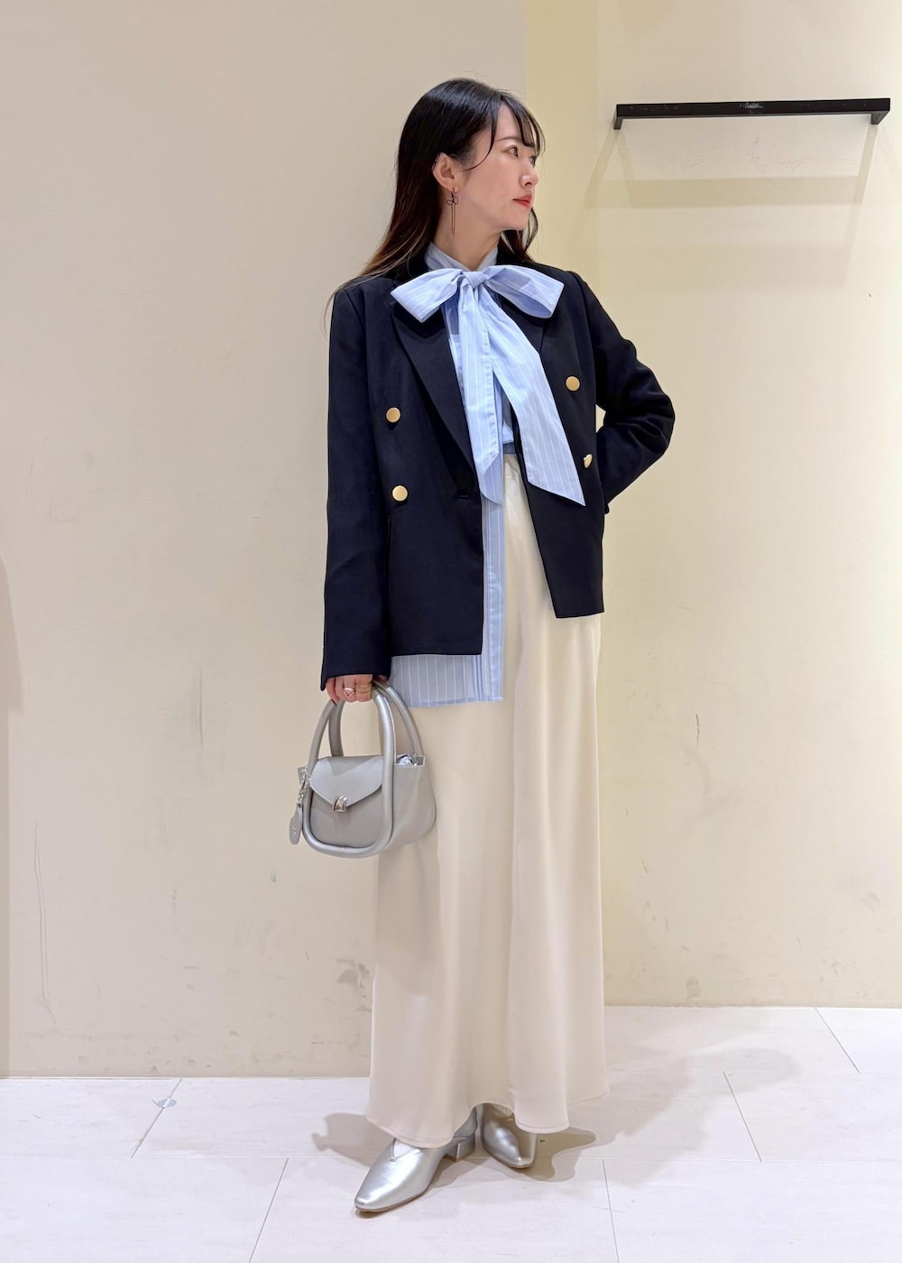 シルバー系のショルダーバッグ、ブルー系のテーラードジャケット、ブルー系のシャツ/ブラウスを着用したレディースの春コーディネートの10枚目の写真