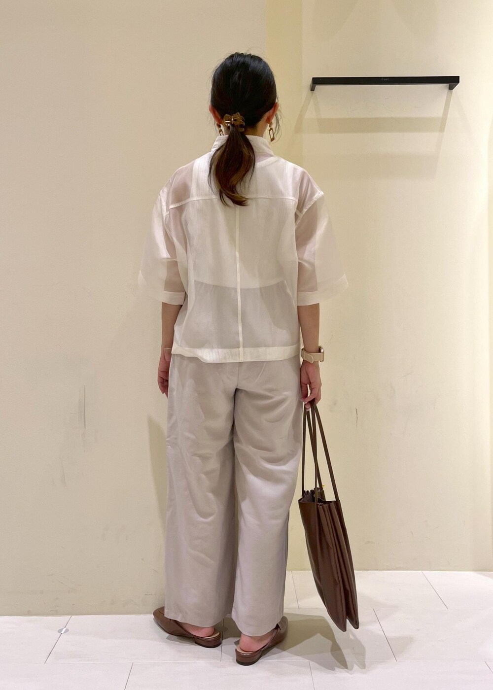 ベージュ系のタンクトップ、ホワイト系のシャツ/ブラウス、ベージュ系のその他パンツを着用したレディースの夏コーディネートの3枚目の写真