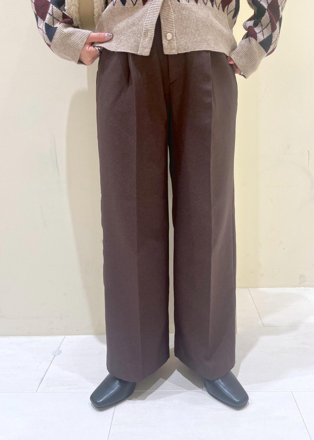 ベージュ系のカーディガン/ボレロ、ホワイト系のニット/セーター、ブラウン系のその他パンツを着用したレディースの秋コーディネートの8枚目の写真