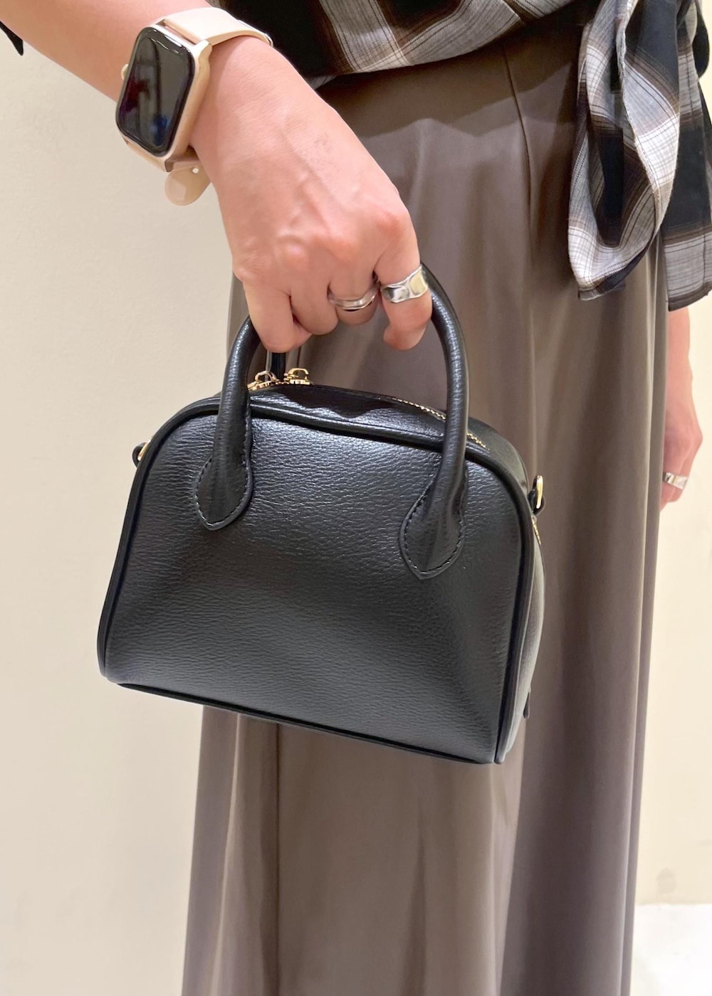 ブラック系のシャツ/ブラウス、グリーン系のスカート、ブラック系のブーツを着用したレディースの秋コーディネートの9枚目の写真