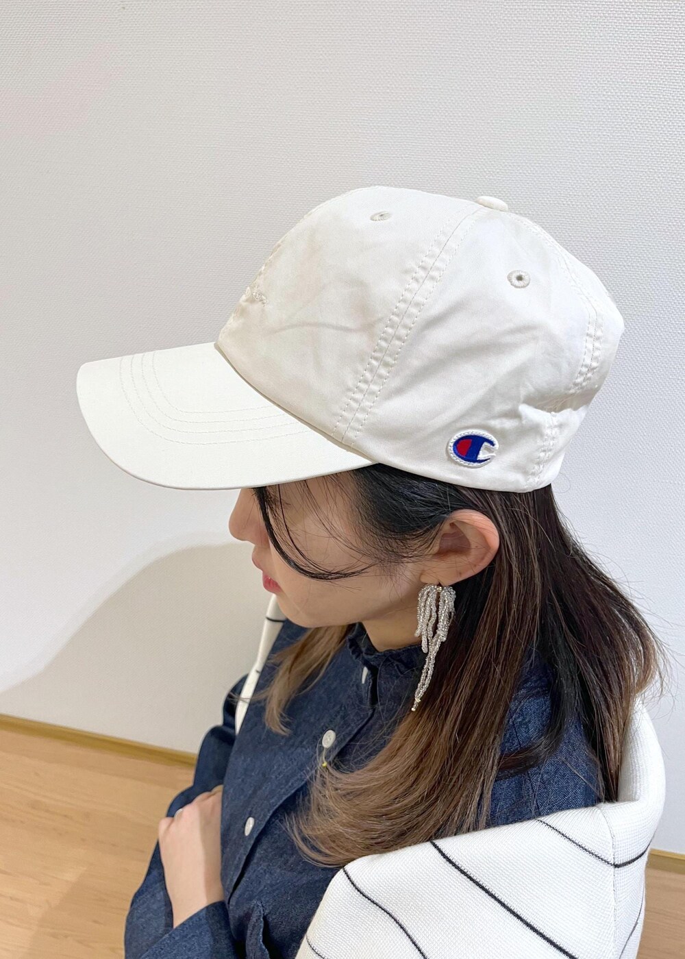 ブラック系のローファー、ブラック系のハンドバッグ、ブラック系のパンプスを着用したレディースの冬コーディネートの8枚目の写真