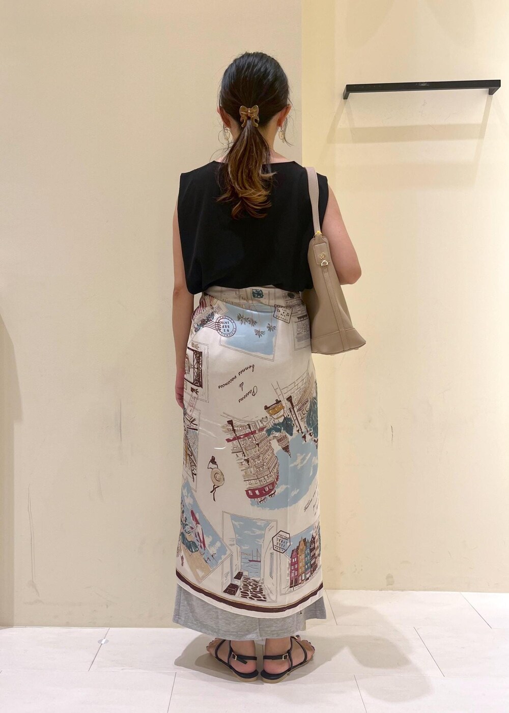 ブラック系のサンダル、グレー系のスカート、ブラック系のシャツ/ブラウスを着用したレディースの夏コーディネートの3枚目の写真