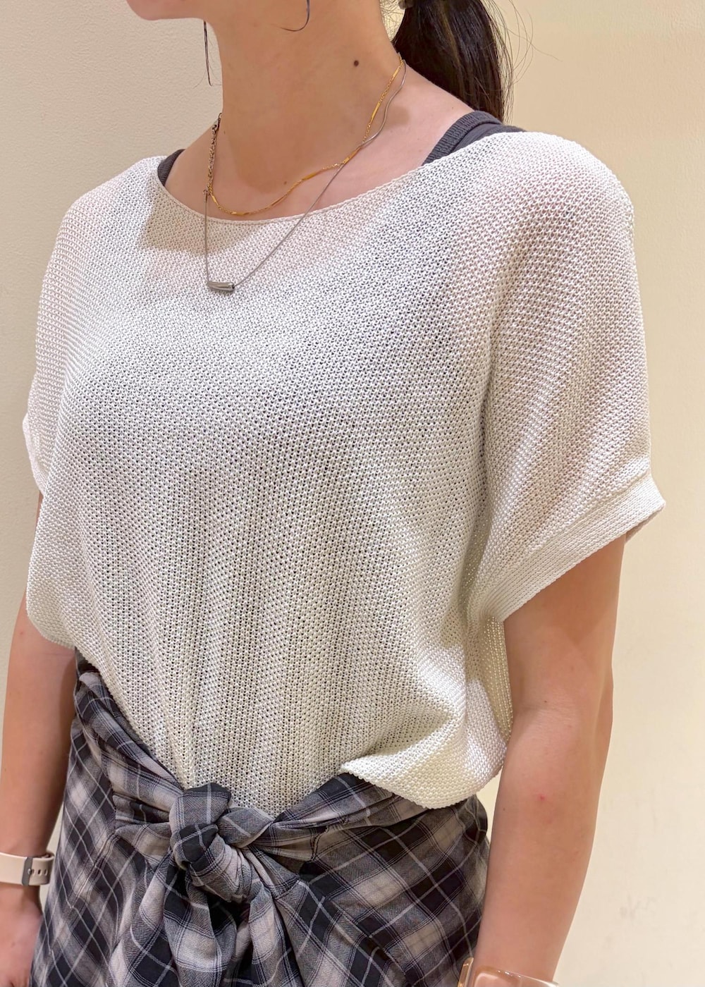 レッド系のショルダーバッグ、ブラック系のその他パンツ、ホワイト系のニット/セーターを着用したレディースの夏コーディネートの6枚目の写真