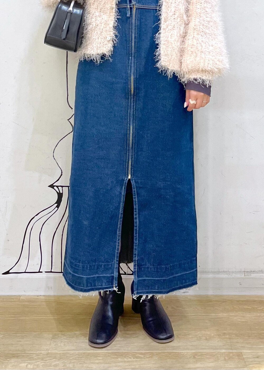 グレー系のTシャツ/カットソー、ベージュ系のカーディガン/ボレロ、ブラック系のブーツを着用したレディースの秋コーディネートの8枚目の写真