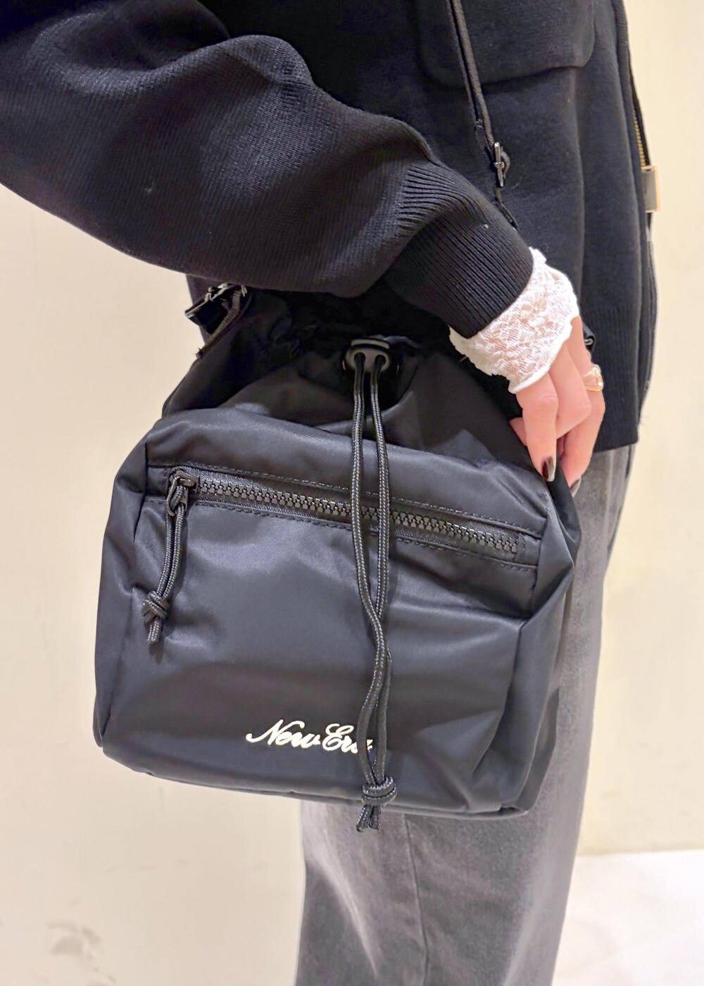 ホワイト系のTシャツ/カットソー、ブラック系のカーディガン/ボレロ、ブラック系のデニムパンツを着用したレディースの春コーディネートの9枚目の写真