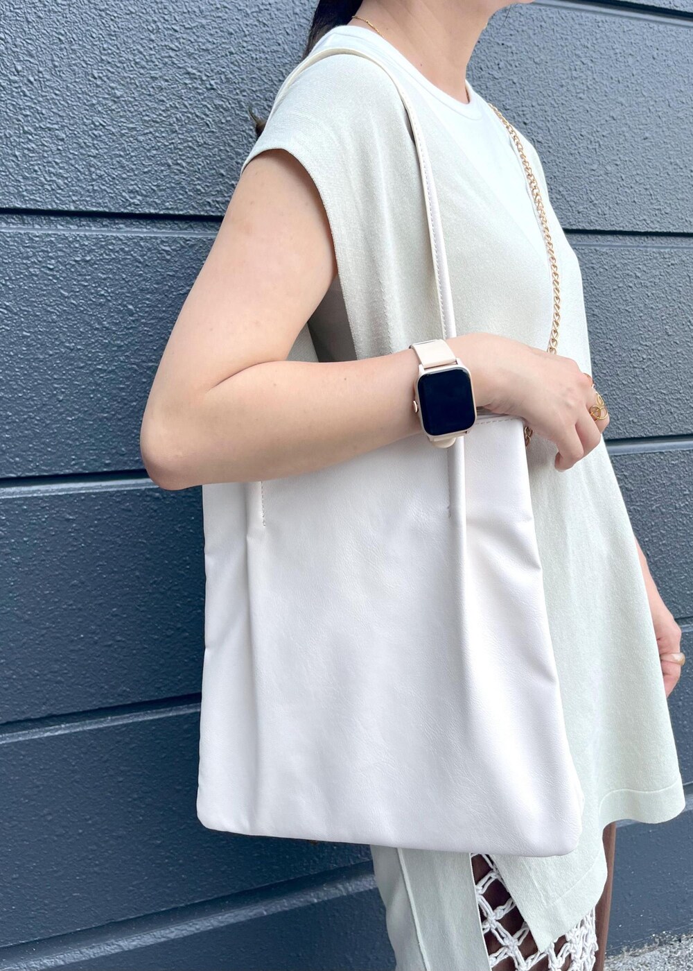 ホワイト系のトートバッグ、ホワイト系のスカート、ブラウン系のその他パンツを着用したレディースの夏コーディネートの10枚目の写真