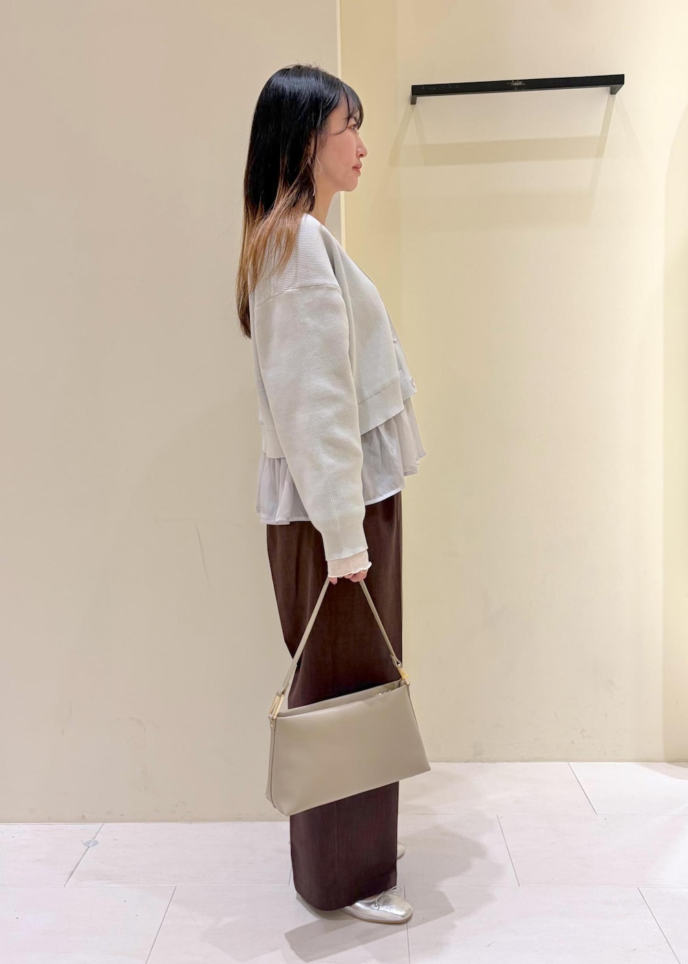 ホワイト系のTシャツ/カットソー、グレー系のカーディガン/ボレロ、ブラウン系のその他パンツを着用したレディースの春コーディネートの3枚目の写真