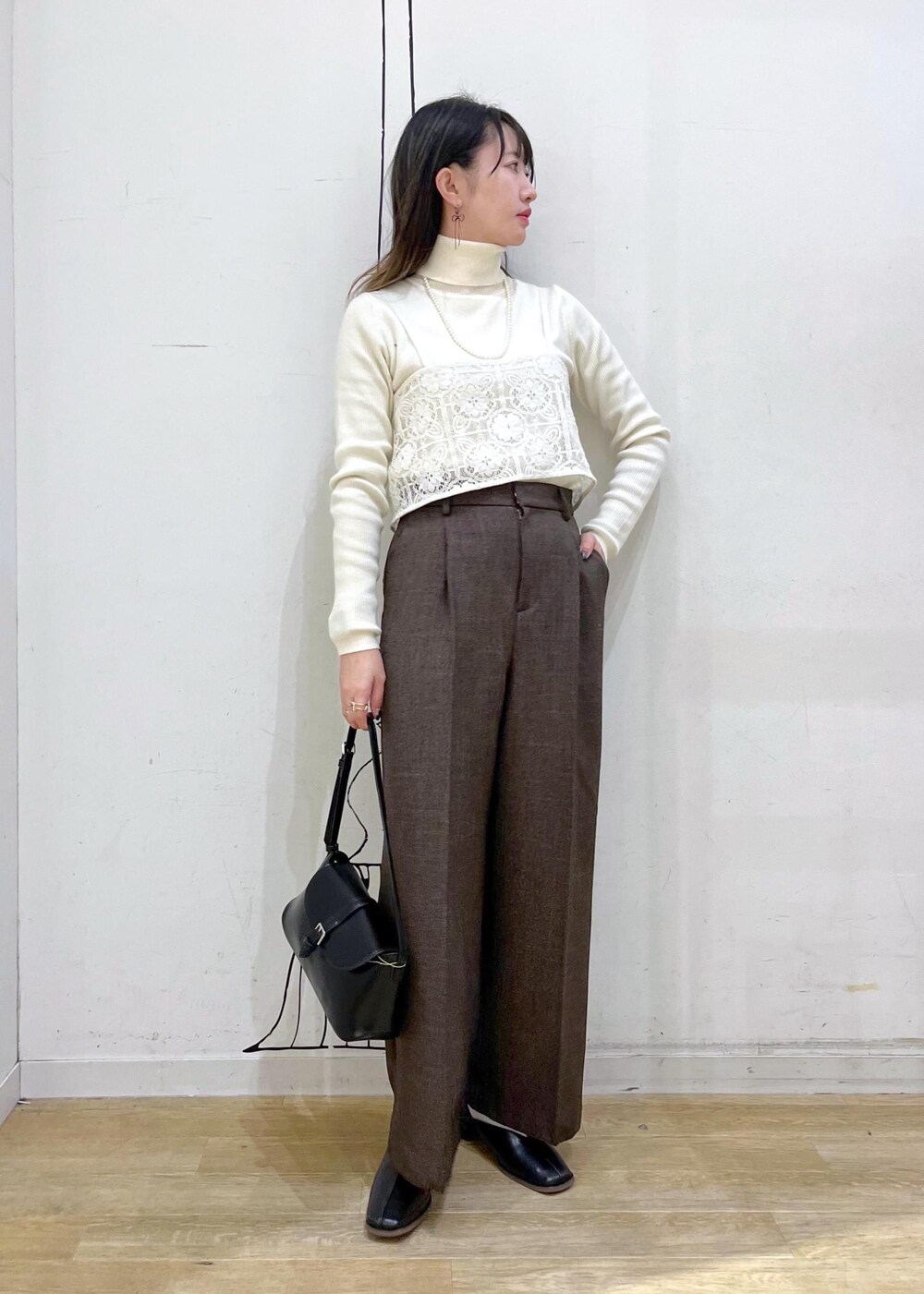 ホワイト系のニット/セーター、グリーン系のその他アウター、ブラウン系のその他パンツを着用したレディースの冬コーディネートの5枚目の写真