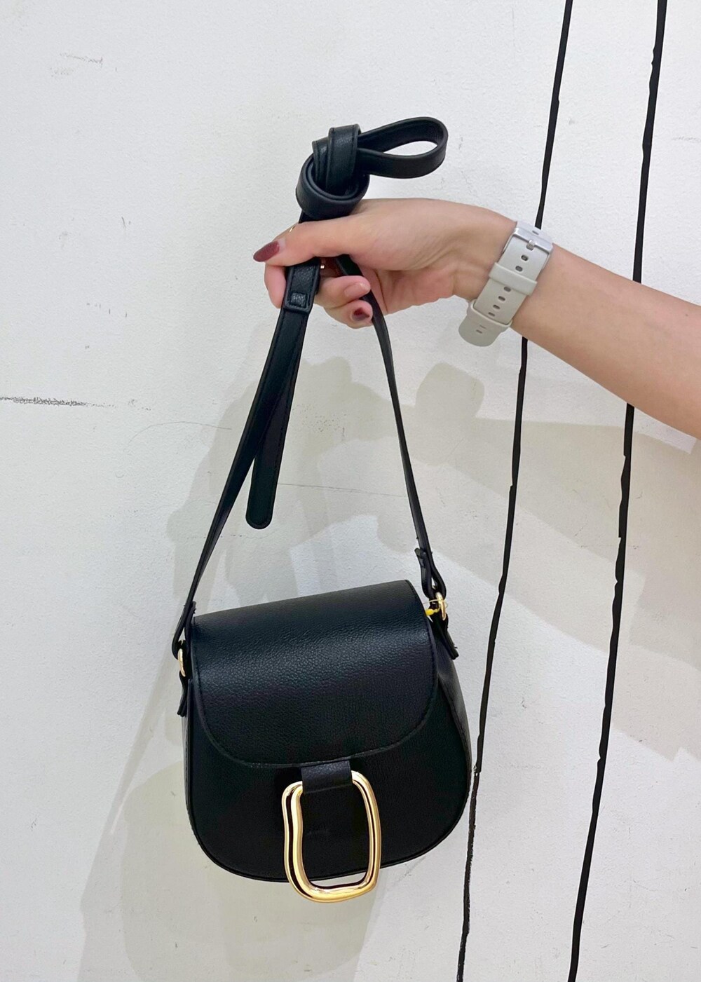 ベージュ系のタンクトップ、ブラック系のショルダーバッグ、ベージュ系のその他パンツを着用したレディースの秋コーディネートの9枚目の写真