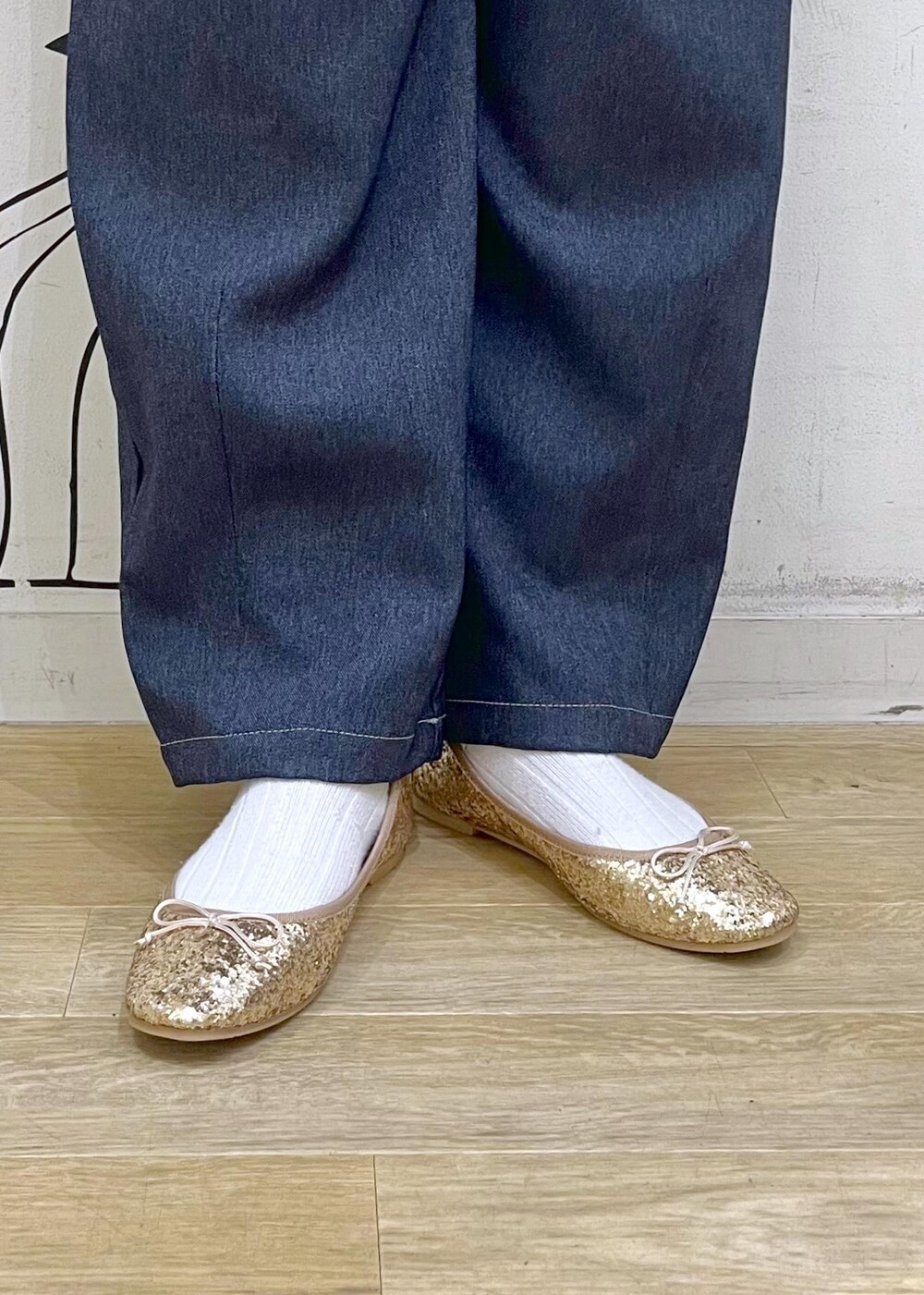 ゴールド系のバレエシューズ、ブルー系のその他パンツ、ベージュ系のショルダーバッグを着用したレディースの冬コーディネートの10枚目の写真