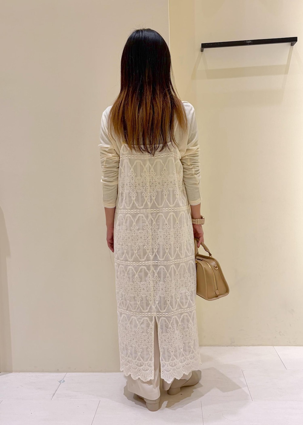 ベージュ系のパンプス、ホワイト系のワンピース、ベージュ系のその他パンツを着用したレディースの春コーディネートの3枚目の写真