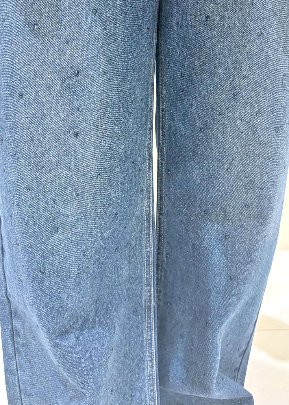 ブルー系のデニムパンツ、ベージュ系のTシャツ/カットソー、ピンク系のバレエシューズを着用したレディースの春コーディネートの7枚目の写真